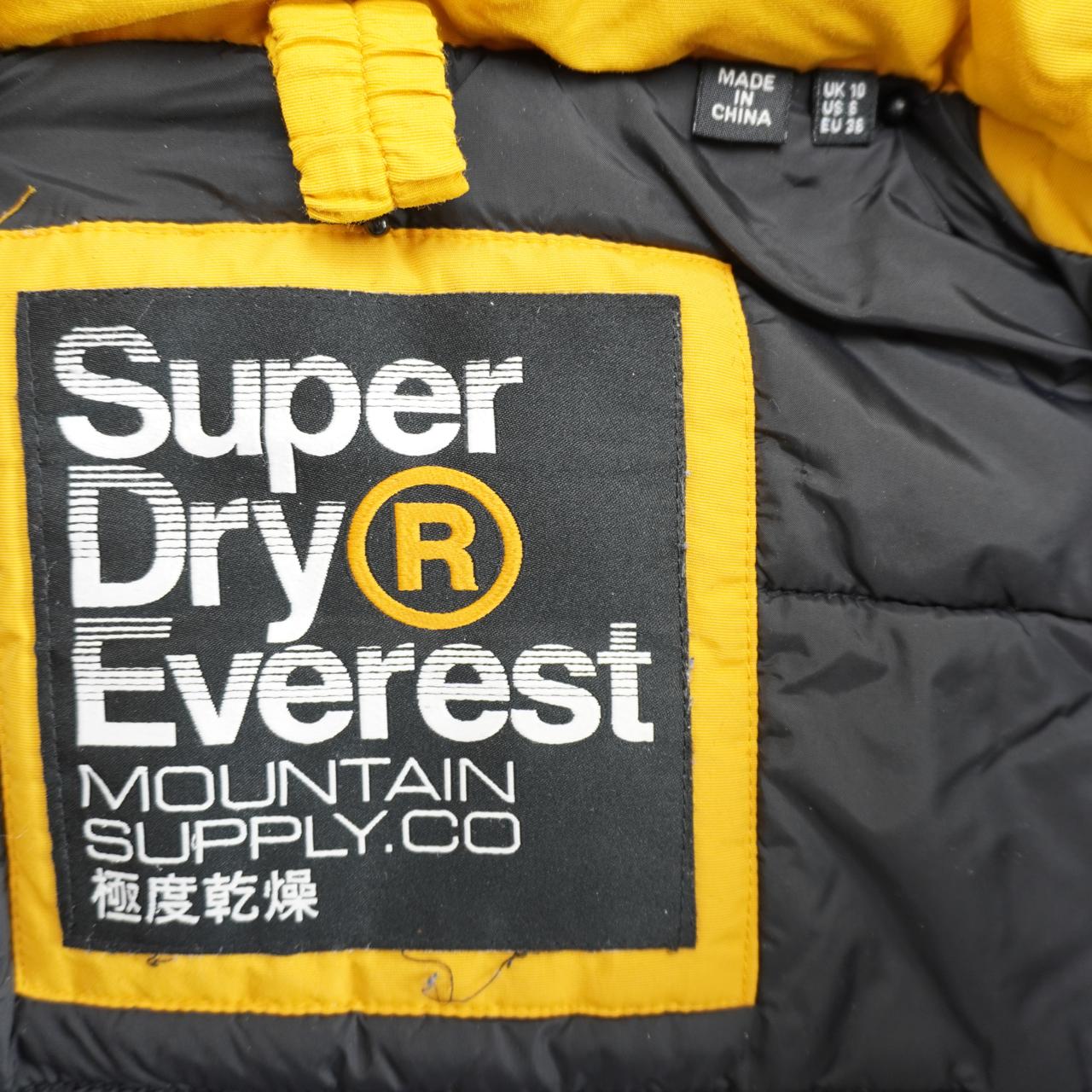 Parka de mujer Superdry. Amarillo. M. Usado. Bien