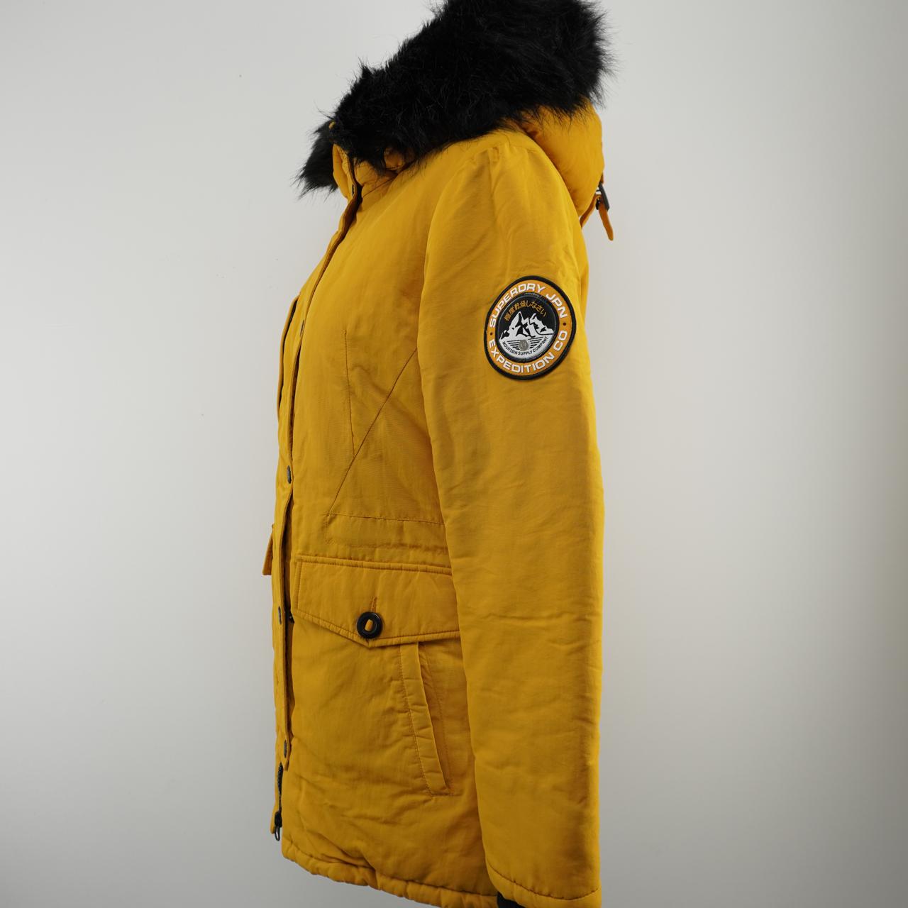 Parka de mujer Superdry. Amarillo. M. Usado. Bien