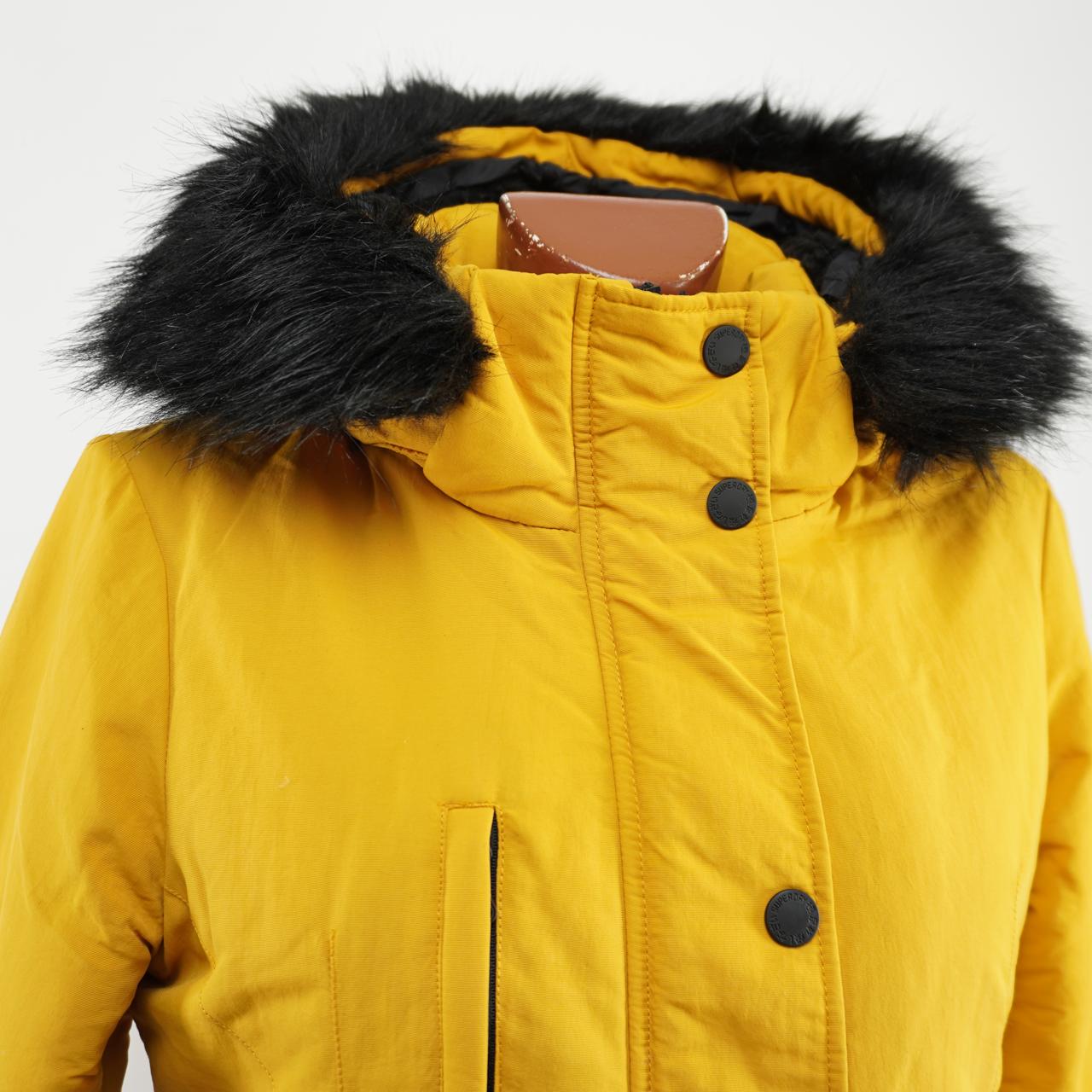 Parka de mujer Superdry. Amarillo. M. Usado. Bien