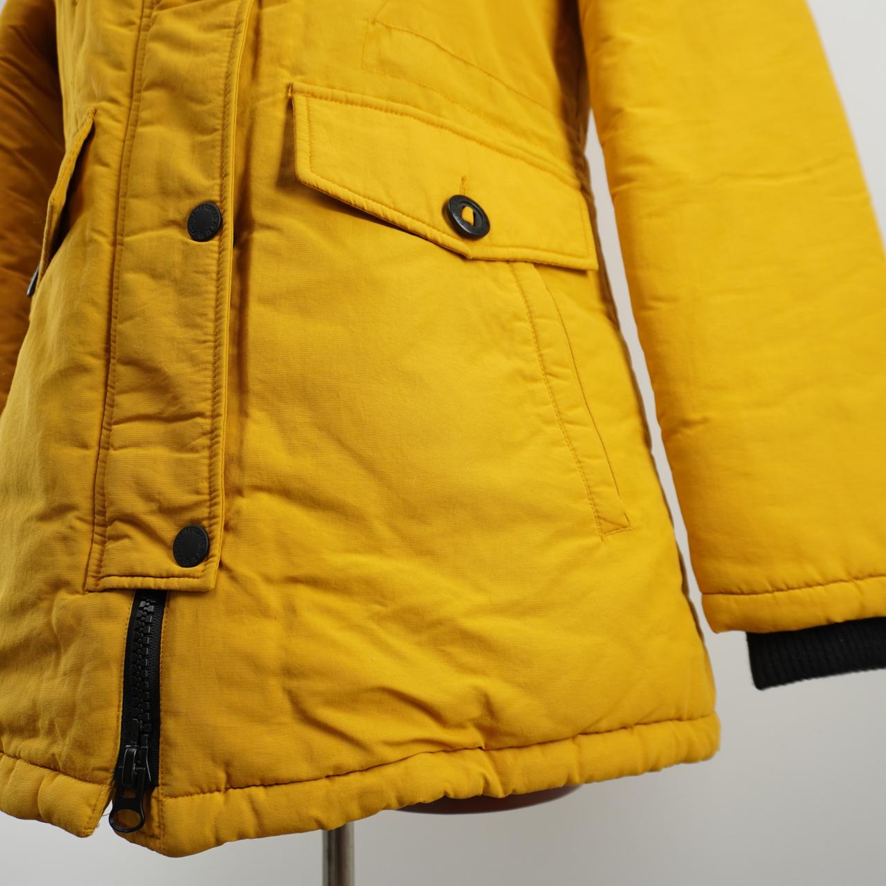 Parka de mujer Superdry. Amarillo. M. Usado. Bien