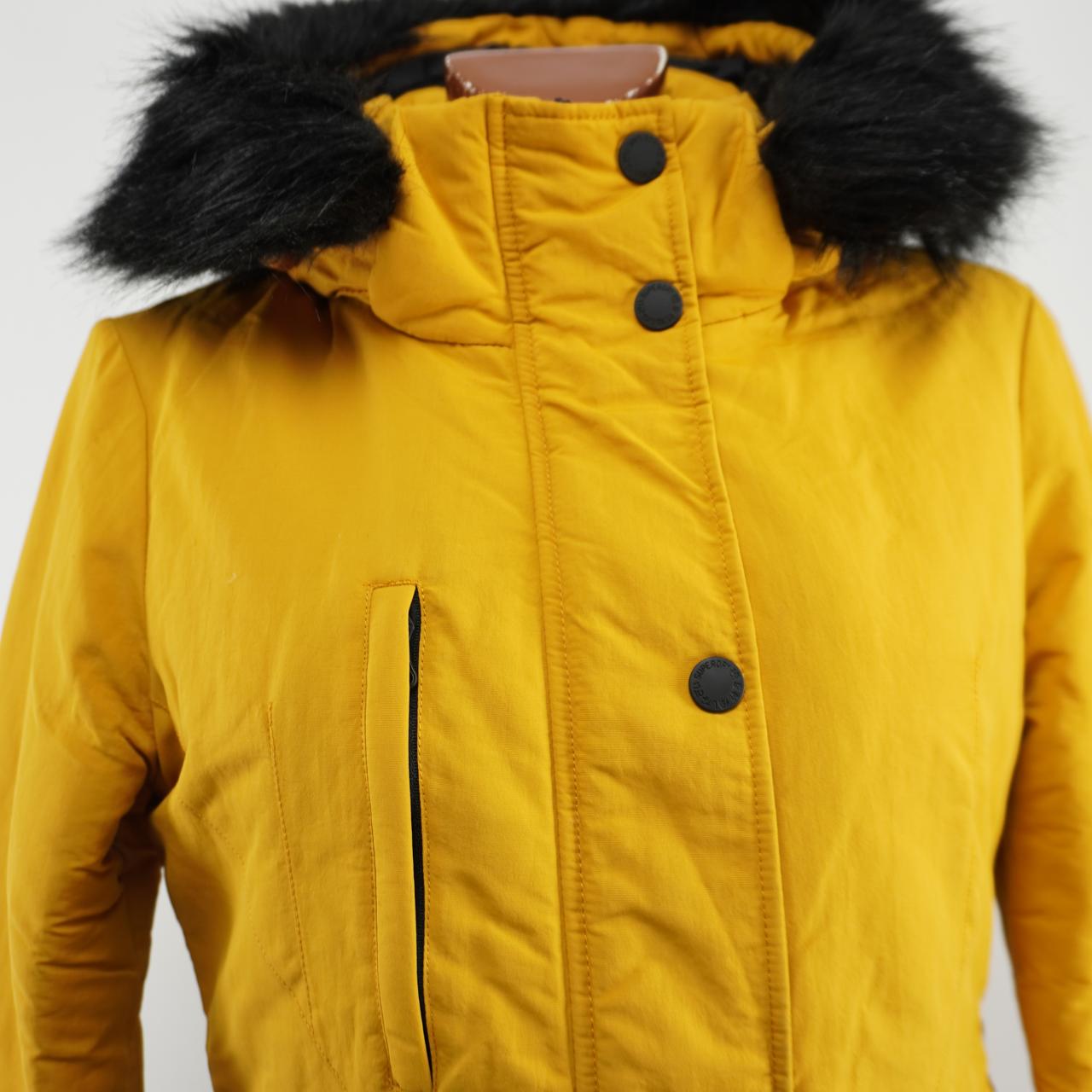 Parka de mujer Superdry. Amarillo. M. Usado. Bien