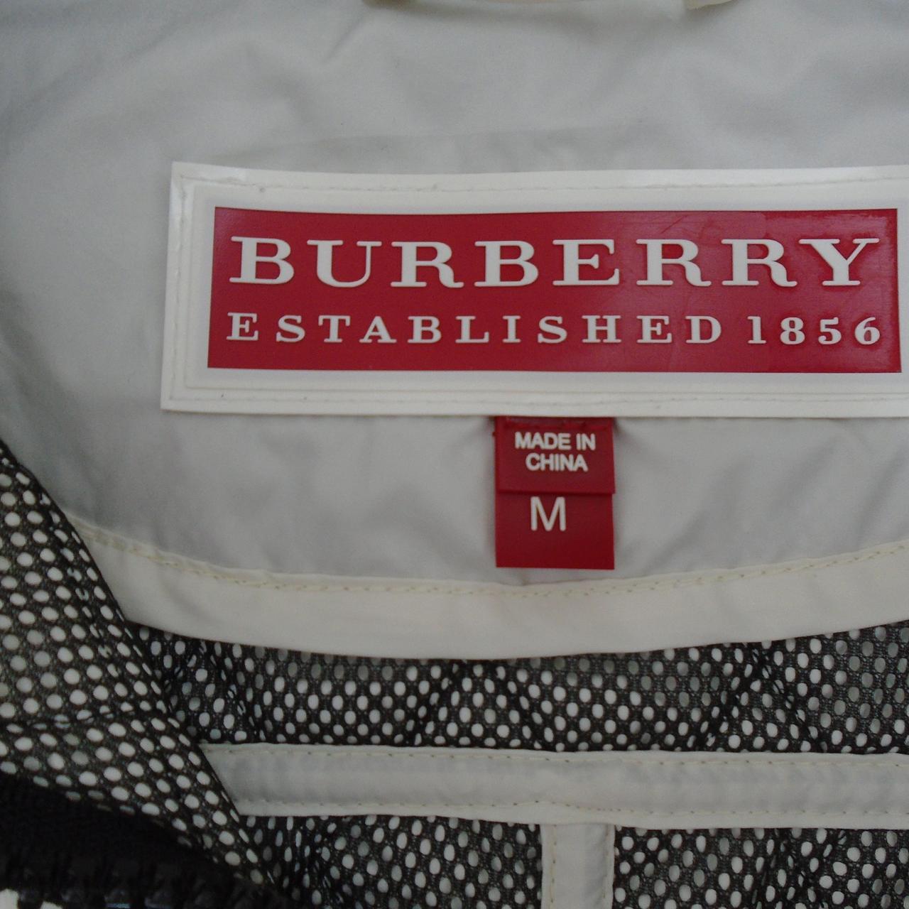 Chaqueta de mujer burberry. Blanco. M. Usado. Bien