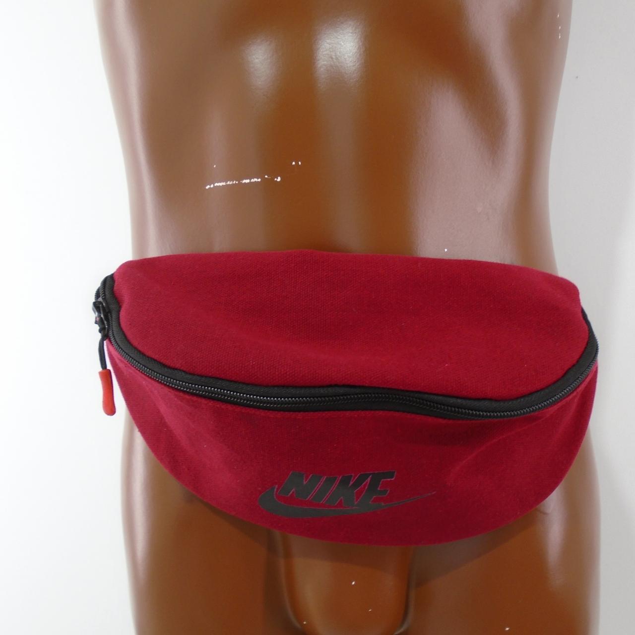 Ropa y accesorios para hombres Nike. Rojo. Talla S. Usado. Buen estado