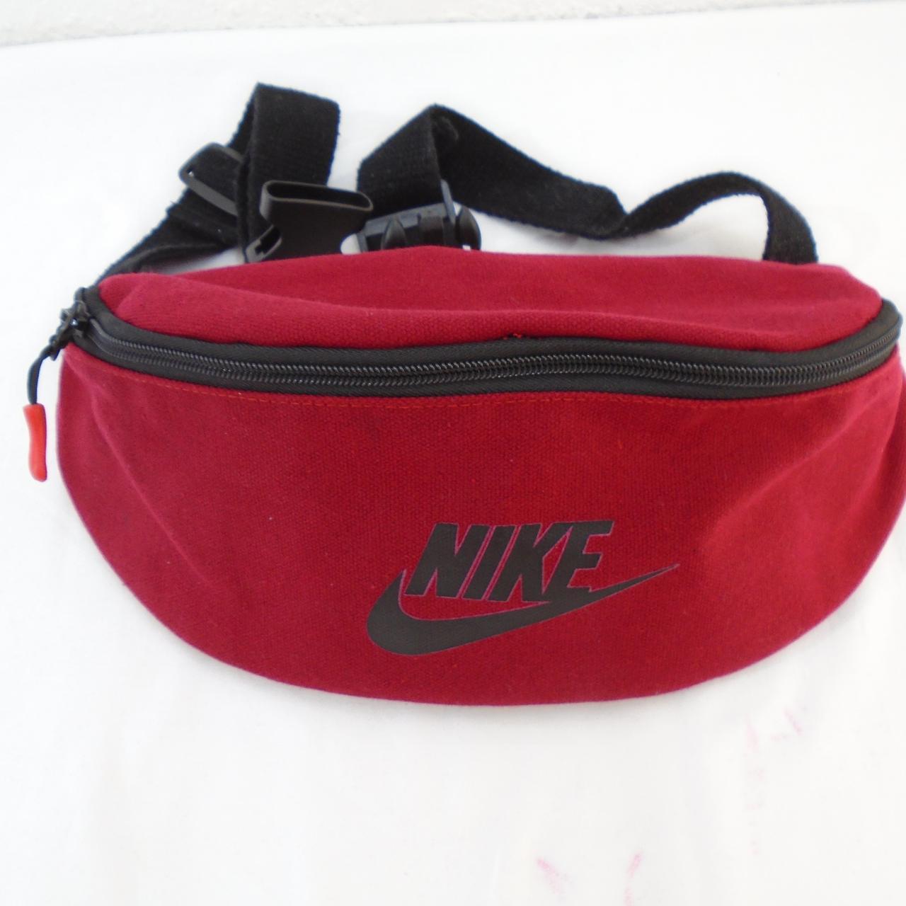 Ropa y accesorios para hombres Nike. Rojo. Talla S. Usado. Buen estado