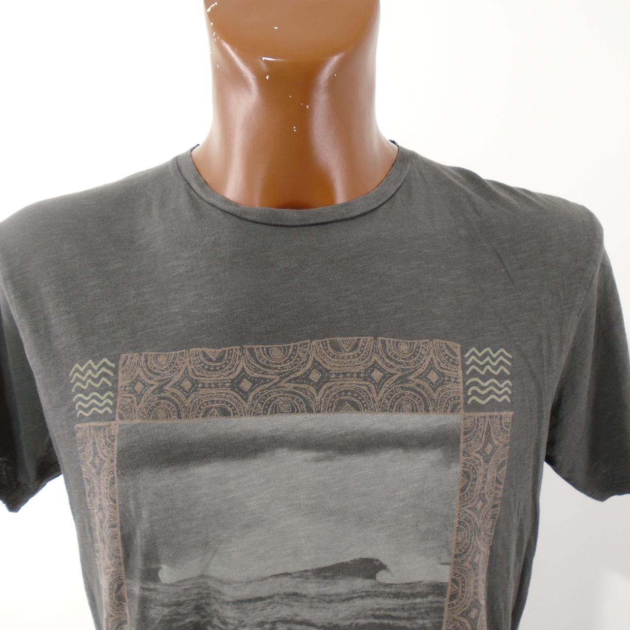 Men's T-Shirt Quiksilver. Grey. M. Used. Good