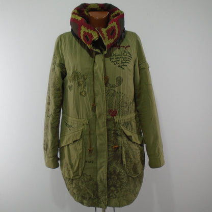 Parka de mujer Desigual. Color caqui. Talla L. Usada. Buena