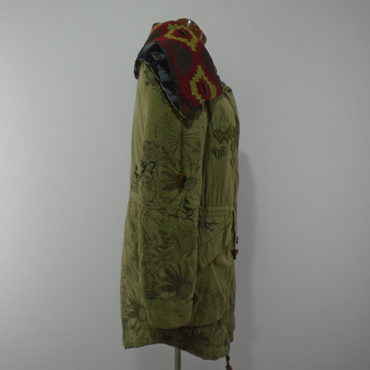 Parka de mujer Desigual. Color caqui. Talla L. Usada. Buena