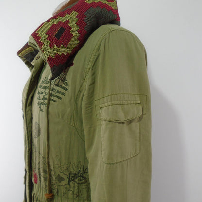 Parka de mujer Desigual. Color caqui. Talla L. Usada. Buena