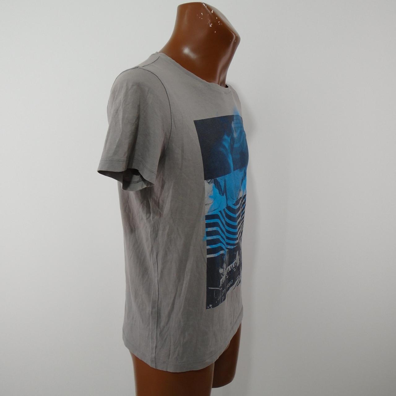 Men's T-Shirt Hugo Boss. Grey. S. Used. Good