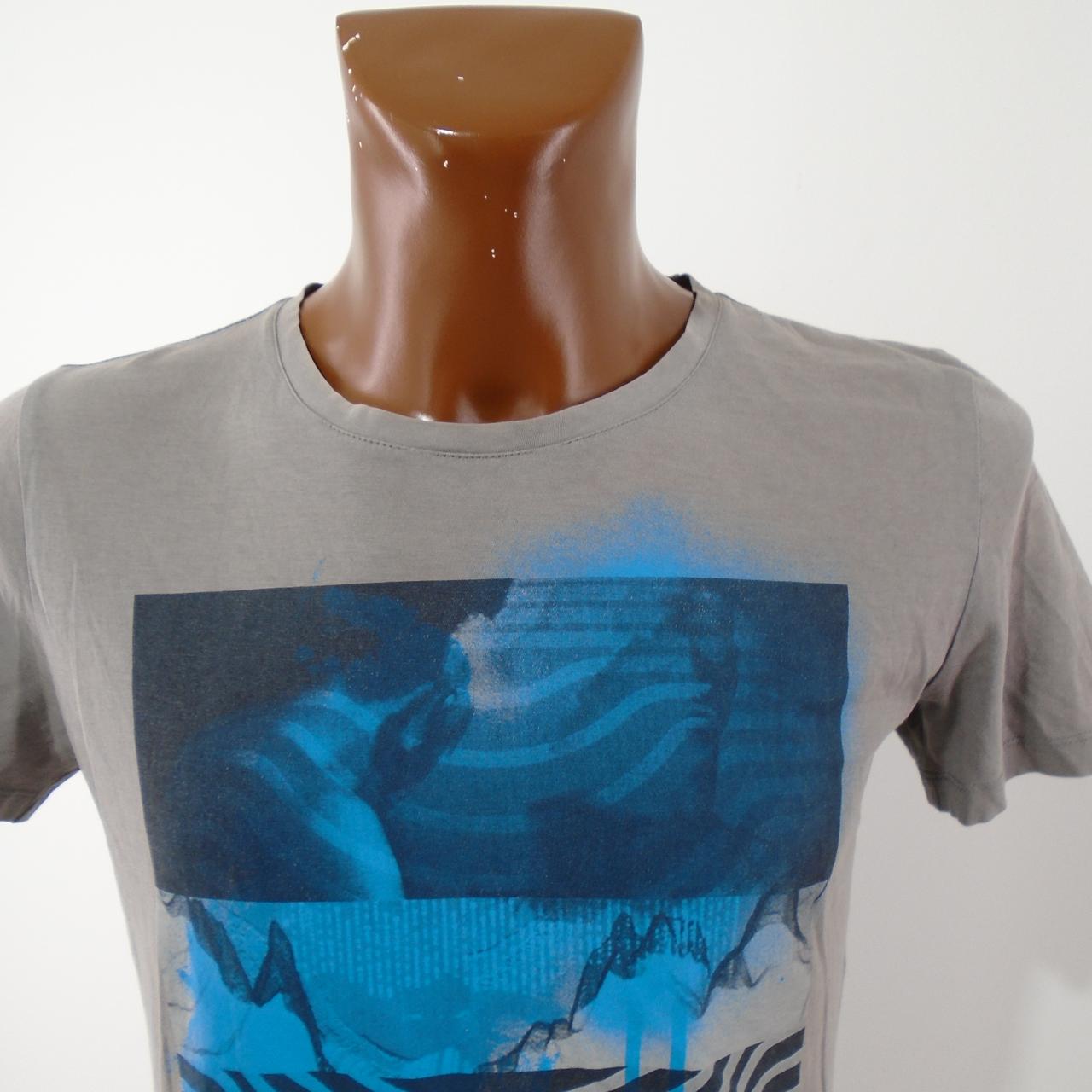 Men's T-Shirt Hugo Boss. Grey. S. Used. Good