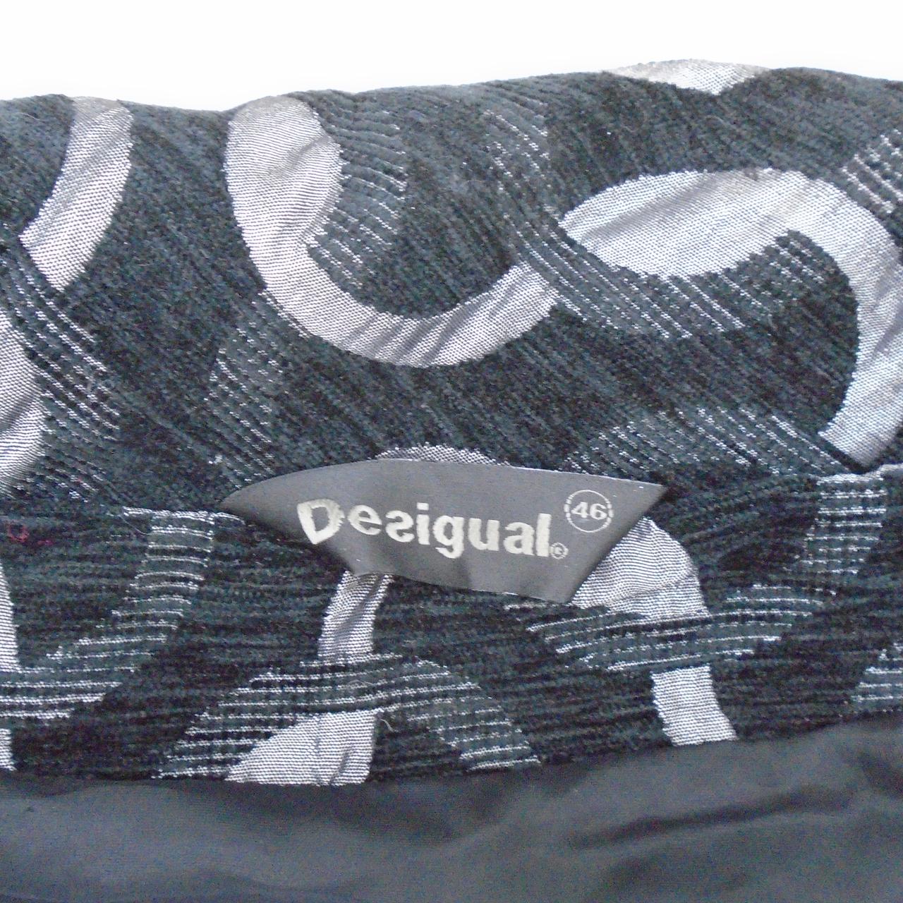 Abrigo de Mujer Desigual. Negro. XXXXL. Usado. Bien