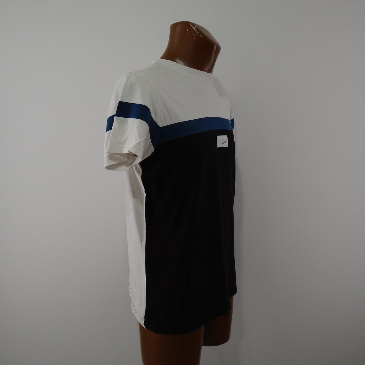 T-shirt homme Mckinze.  Multicolore.  M. Utilisé.  Bien