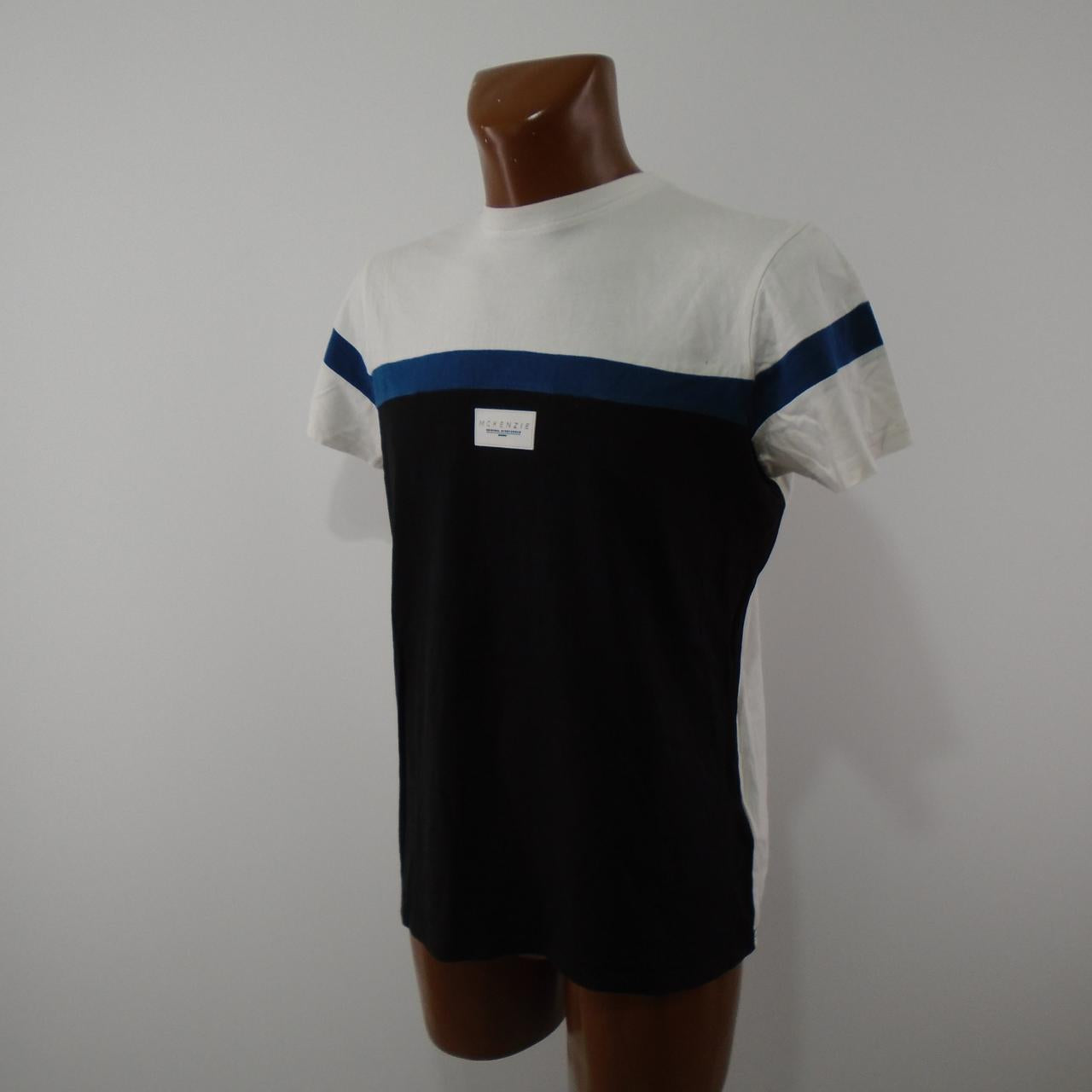 T-shirt homme Mckinze.  Multicolore.  M. Utilisé.  Bien