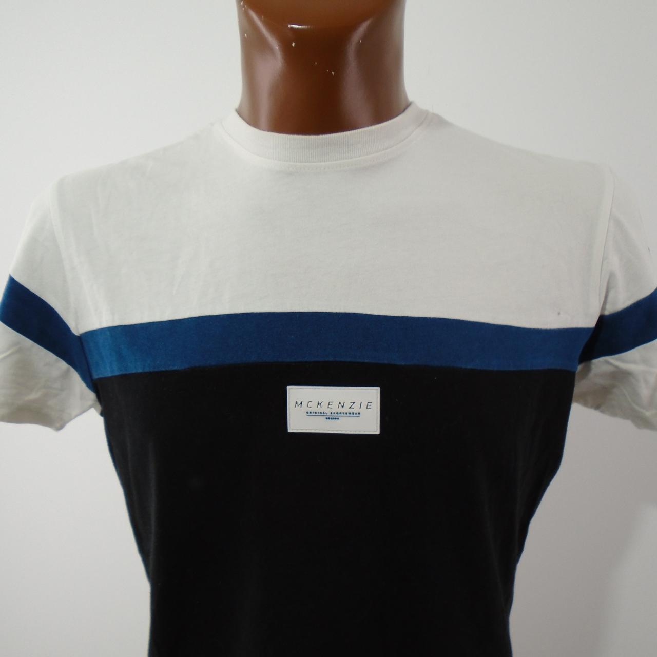 T-shirt homme Mckinze.  Multicolore.  M. Utilisé.  Bien