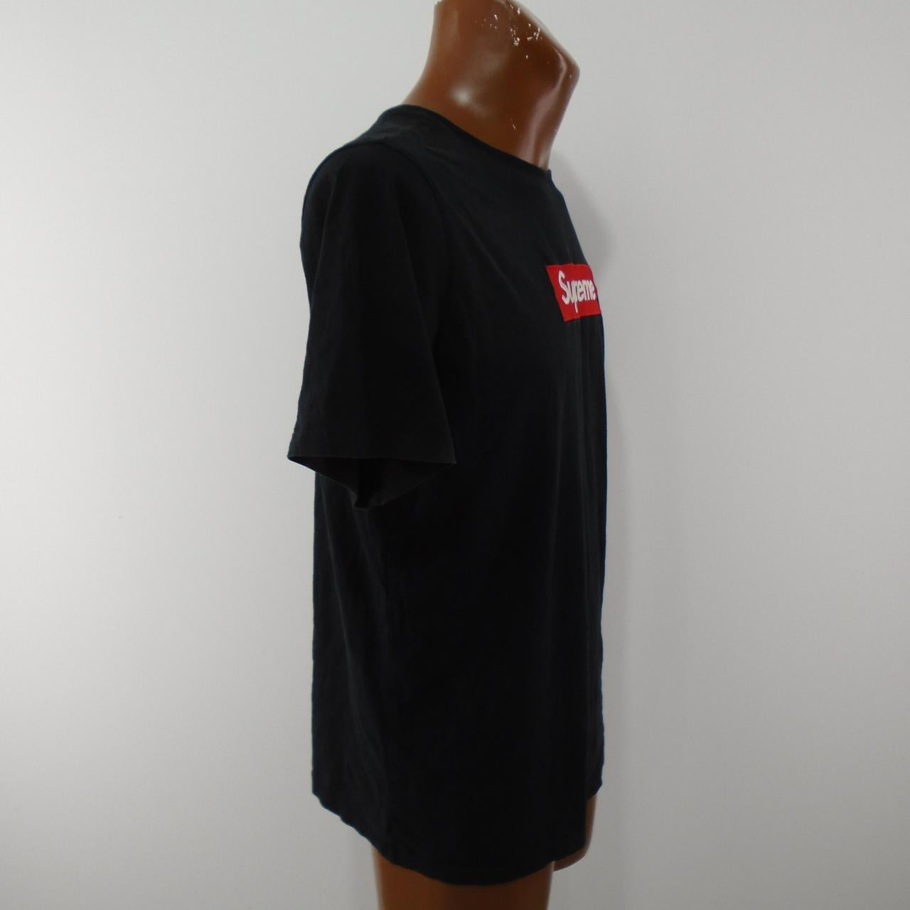 Men's T-Shirt Supreme. Black. L. Used. Good