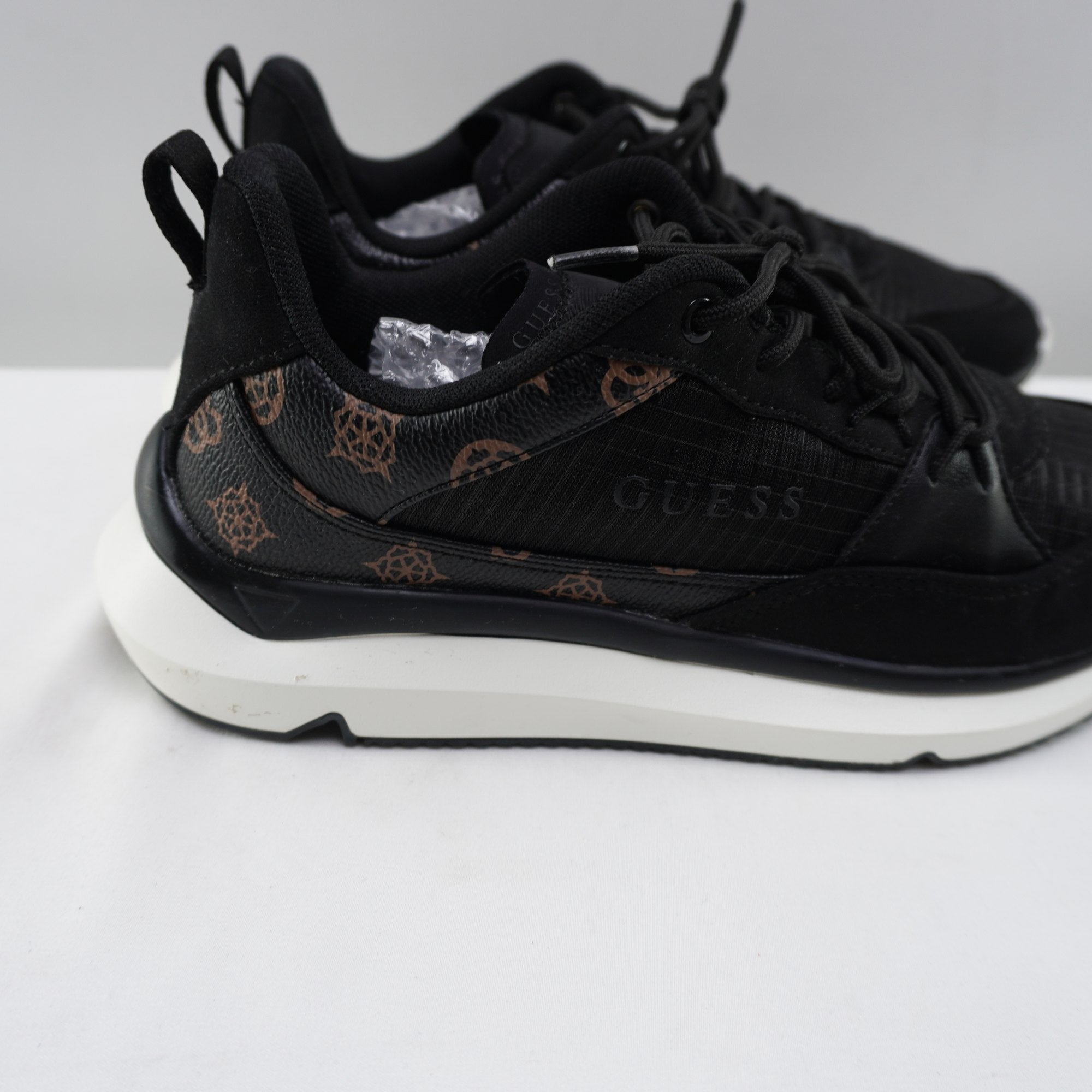 Zapatillas Guess para Mujer Usadas - Negro, Talla 39