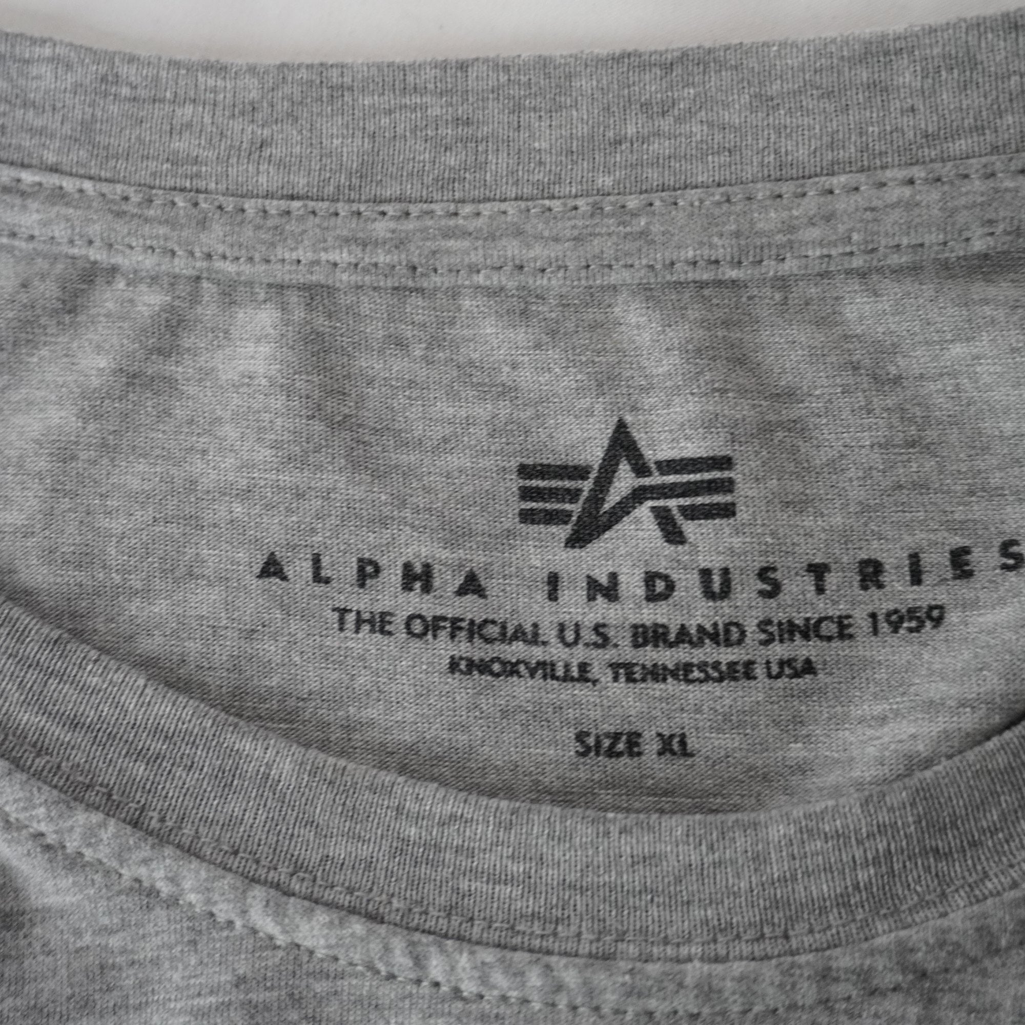 Camiseta de Manga Corta Alpha Industries para Hombre - Gris, XL, Usada en Muy Buen Estado
