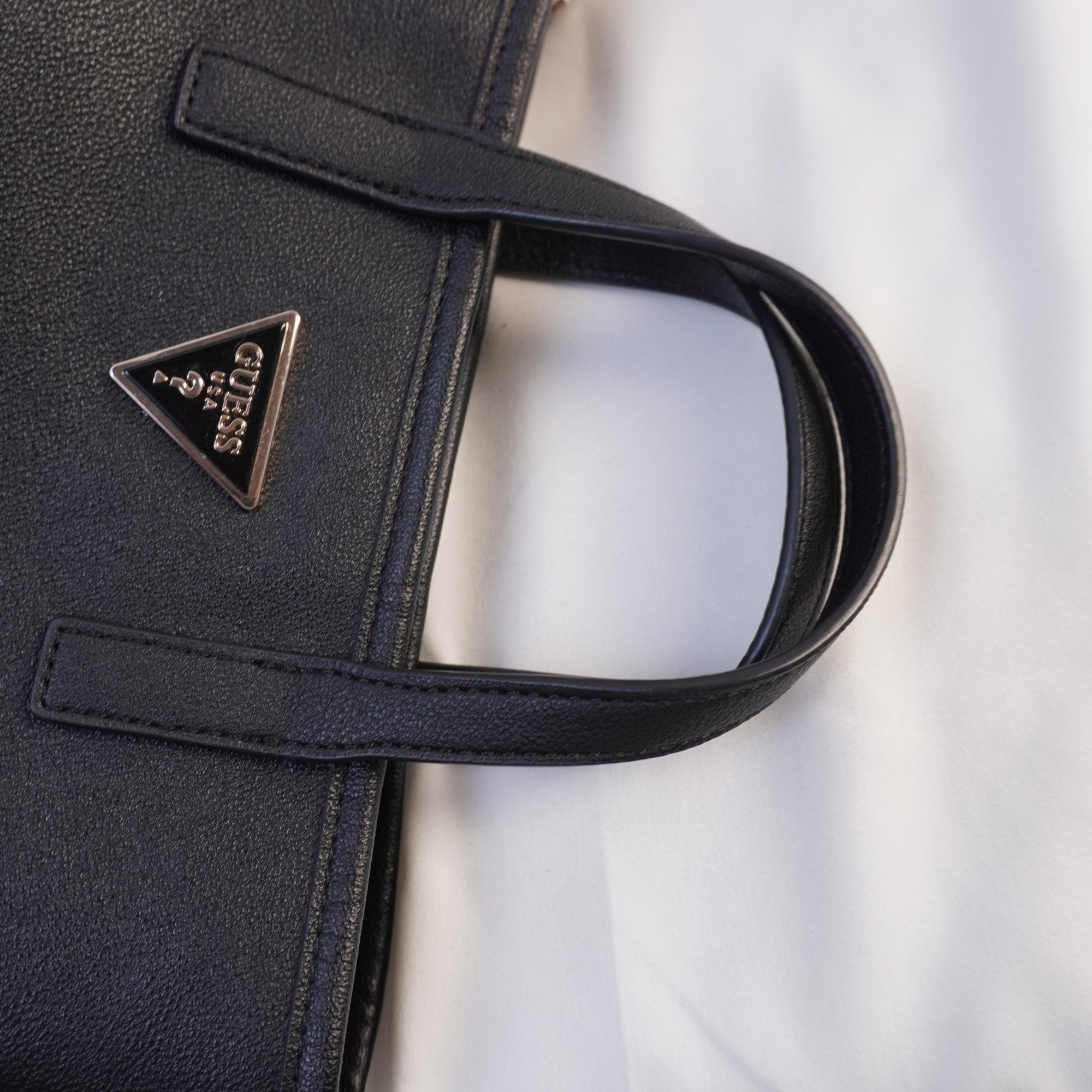 Bolso Baguette Guess para Mujer en Negro - Usado en Muy Buen Estado
