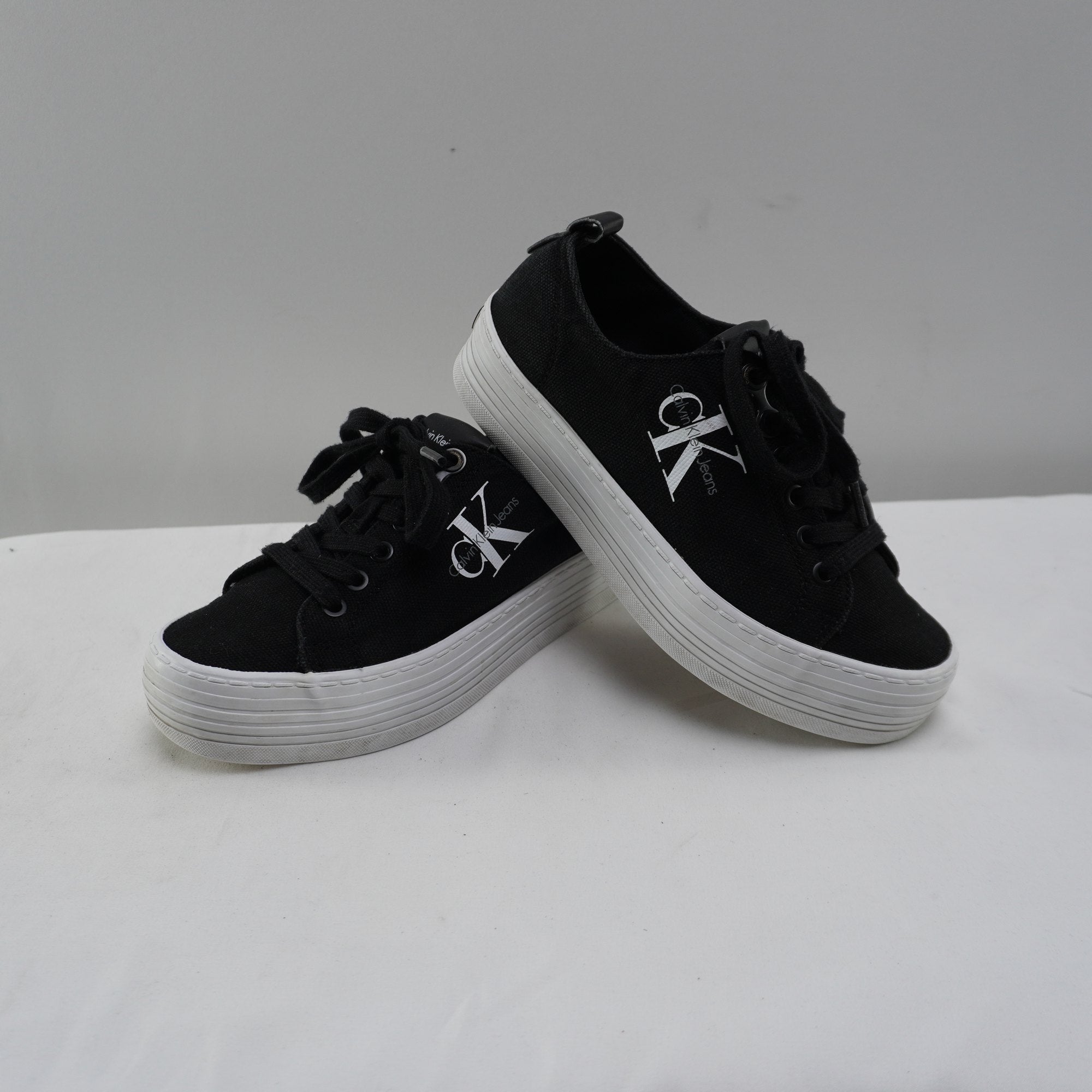 Zapatillas Calvin Klein para Mujer Usadas - Negros, Talla 38