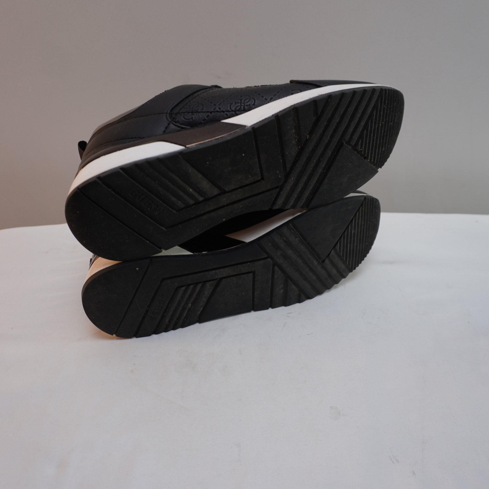 Zapatillas Guess para Mujer Usadas - Negros, Talla 37