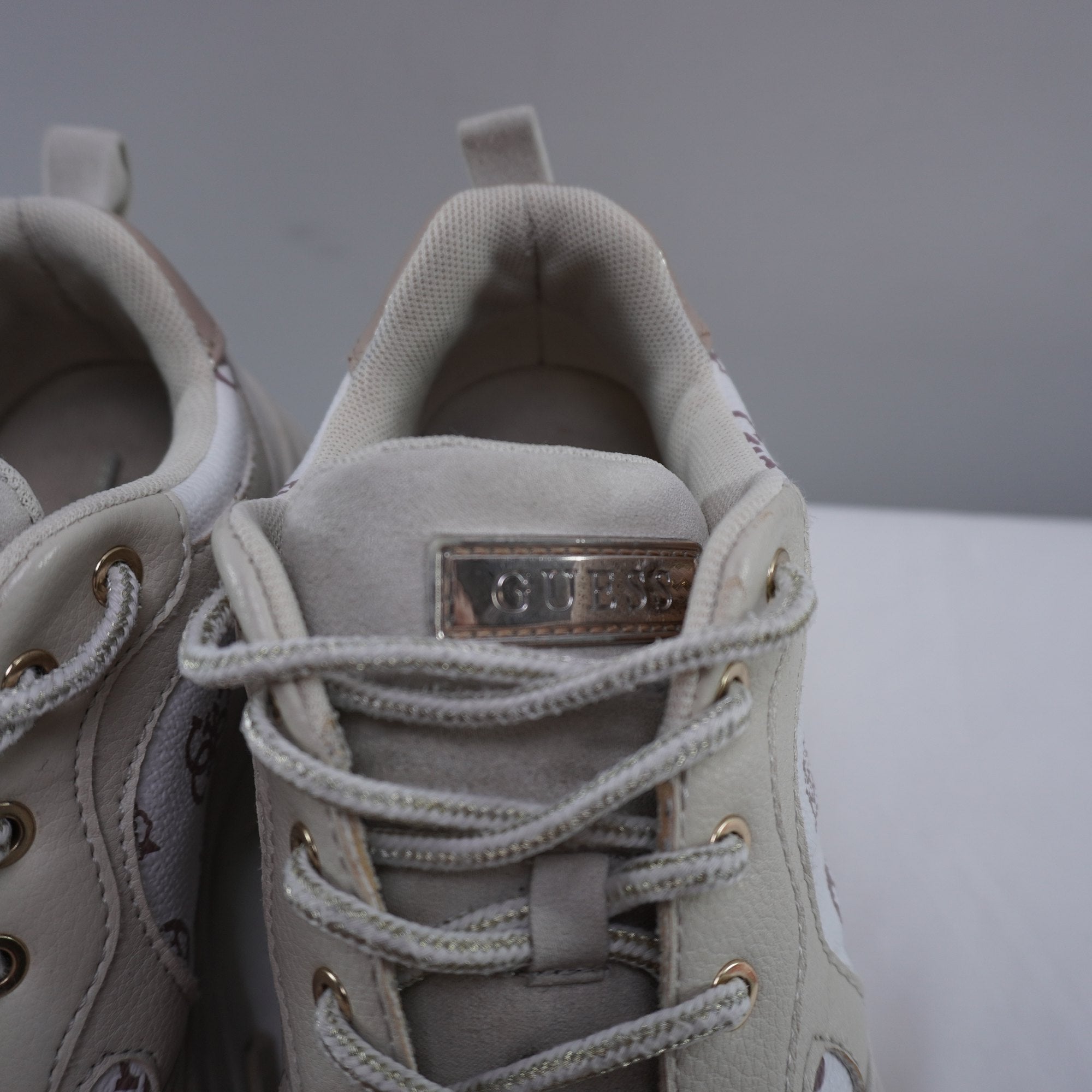 Zapatillas Guess para Mujer Usadas - Blancas, Talla 38