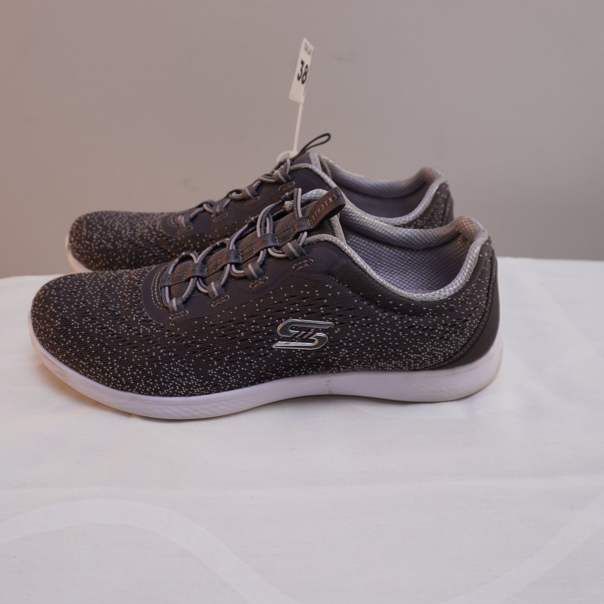 Zapatillas Skechers para Mujer Grises - Talla 38, Usadas en Muy Buen Estado