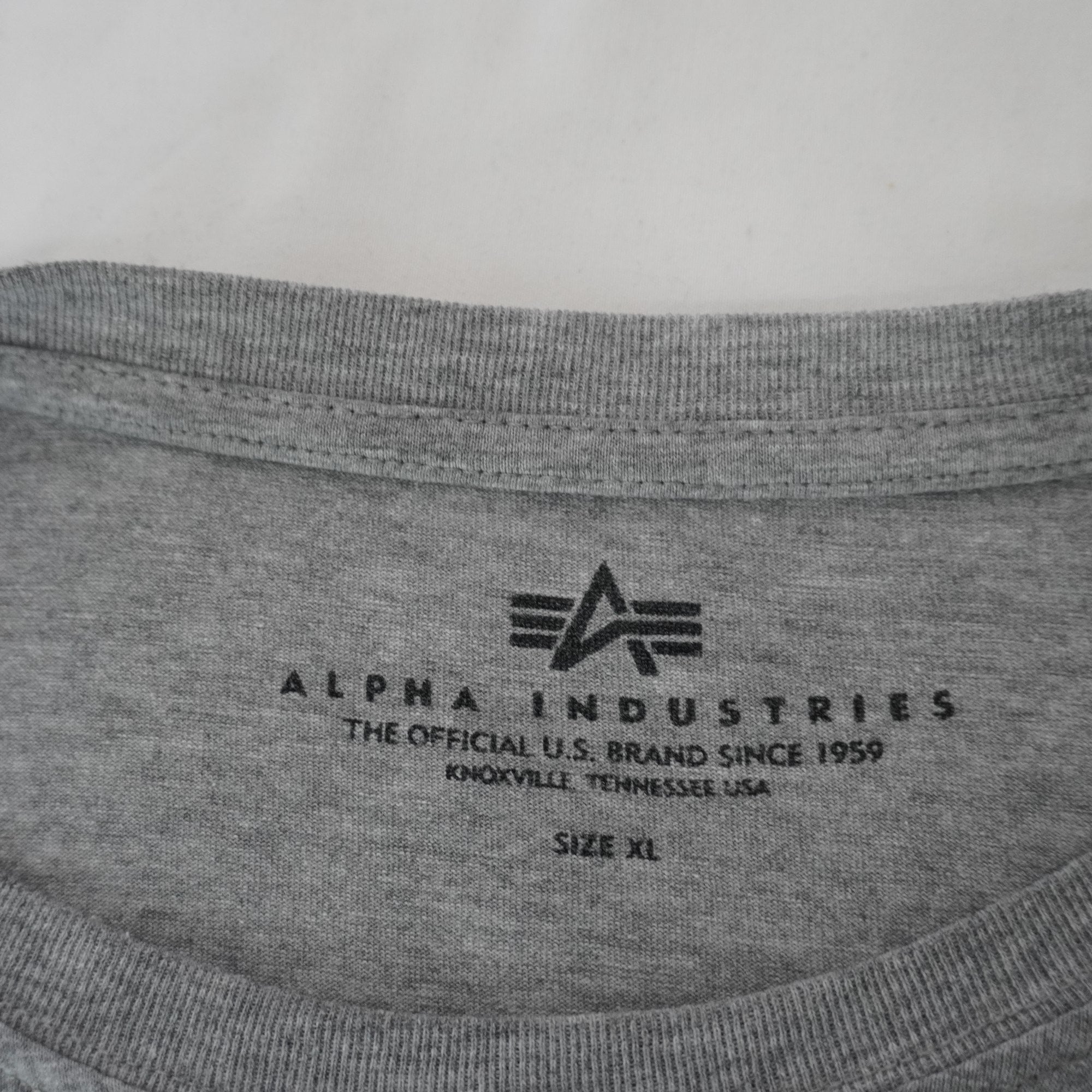 Camiseta de Manga Corta Alpha Industries para Hombre - Gris, XL, Usada en Muy Buen Estado