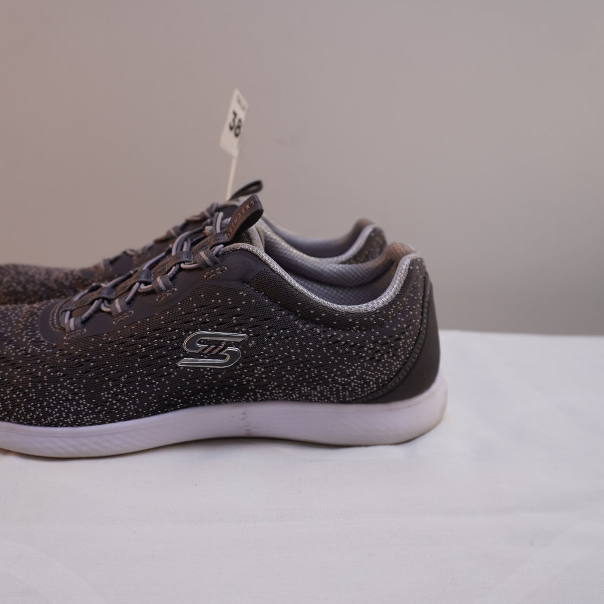 Zapatillas Skechers para Mujer Grises - Talla 38, Usadas en Muy Buen Estado