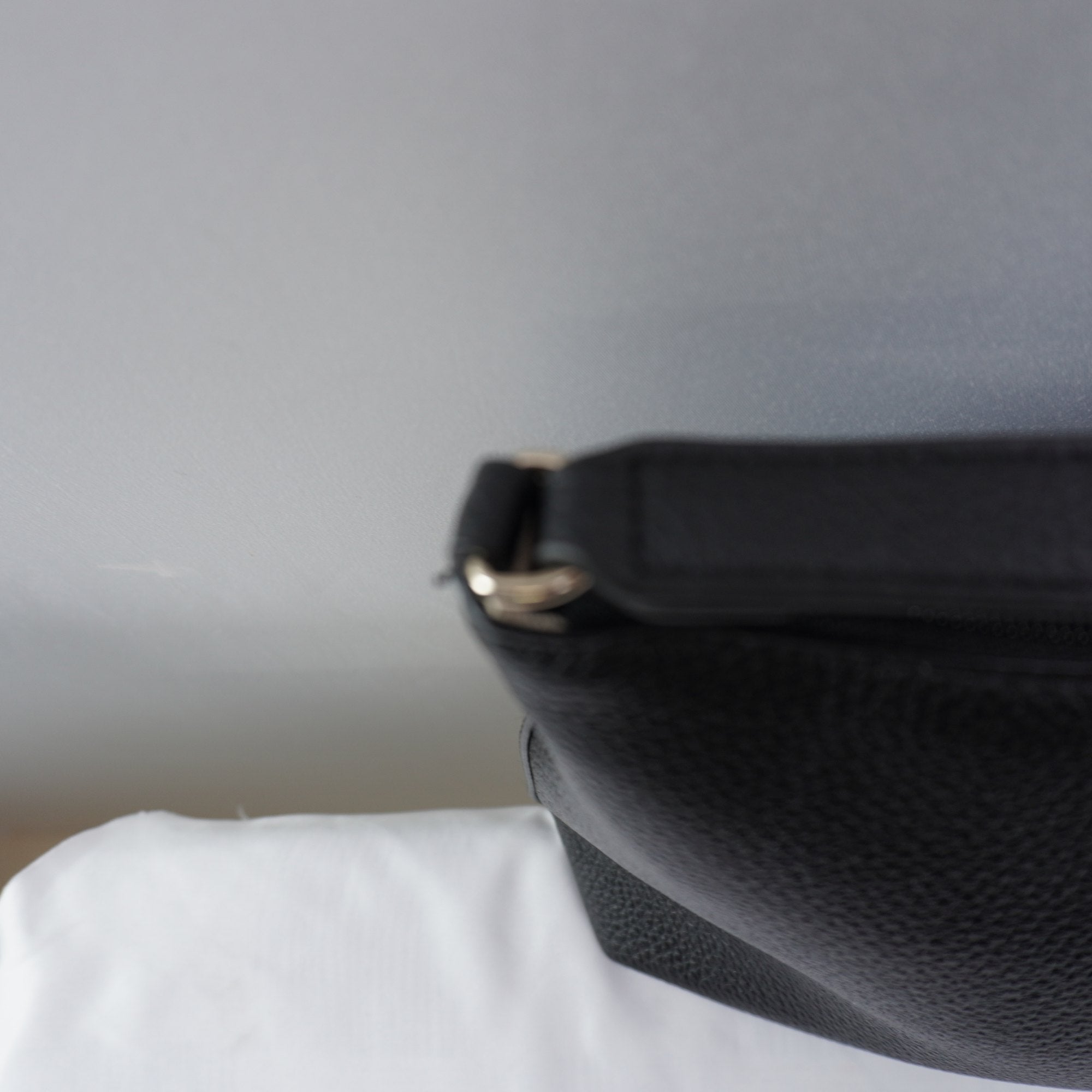 Bolso Baguette Guess para Mujer Usado - Negro en Muy Buen Estado
