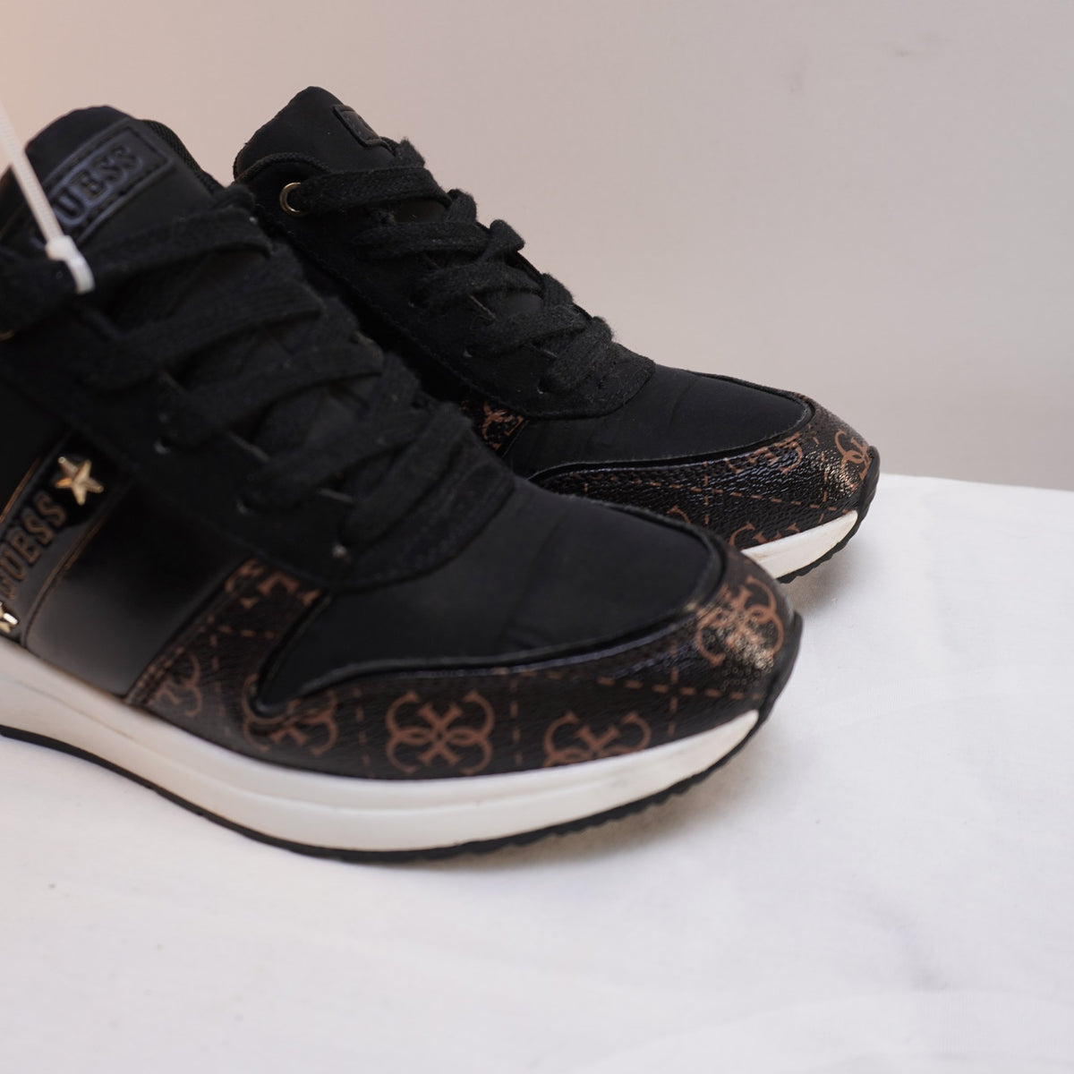 Zapatillas Guess para Mujer Usadas - Negros, Talla 39