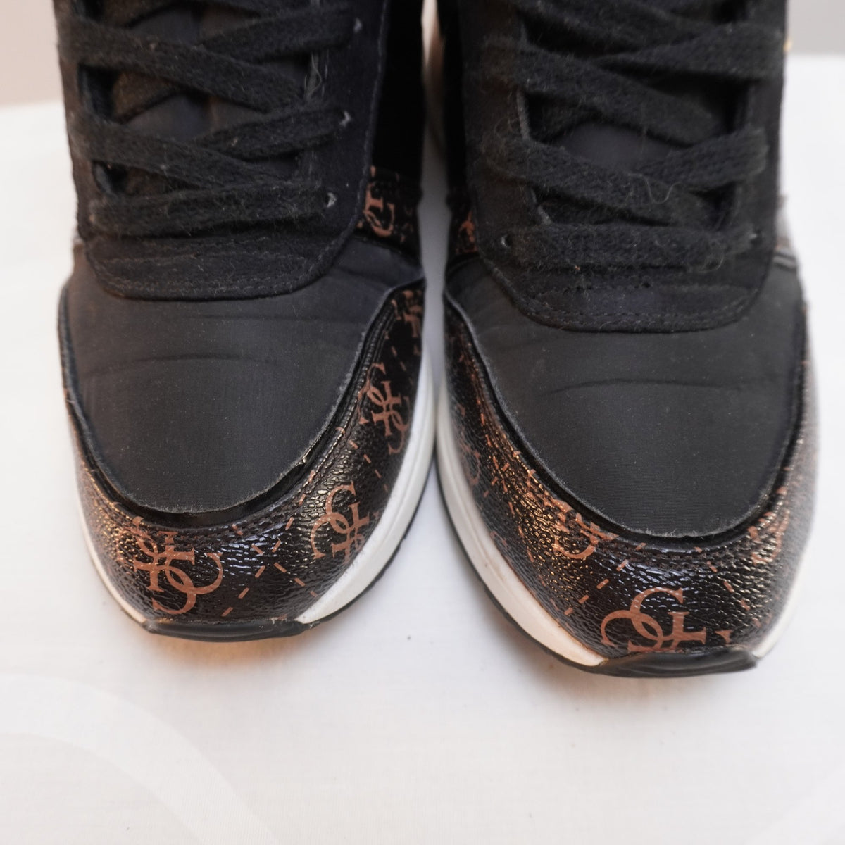Zapatillas Guess para Mujer Usadas - Negros, Talla 39
