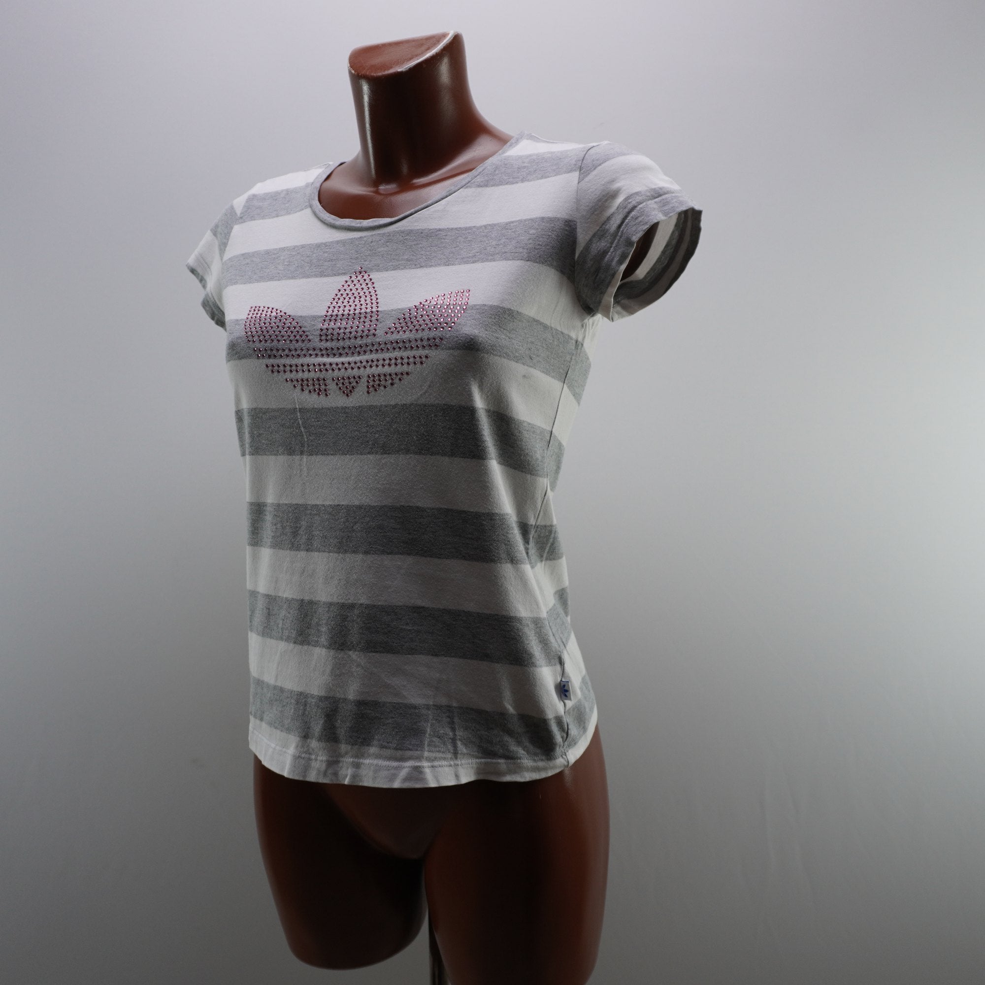 Camiseta de Manga Corta Adidas para Mujer - Gris, M, Usada en Muy Buen Estado