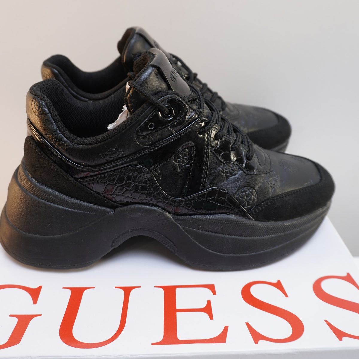 Zapatillas Guess para Mujer Usadas - Negros, Talla 38