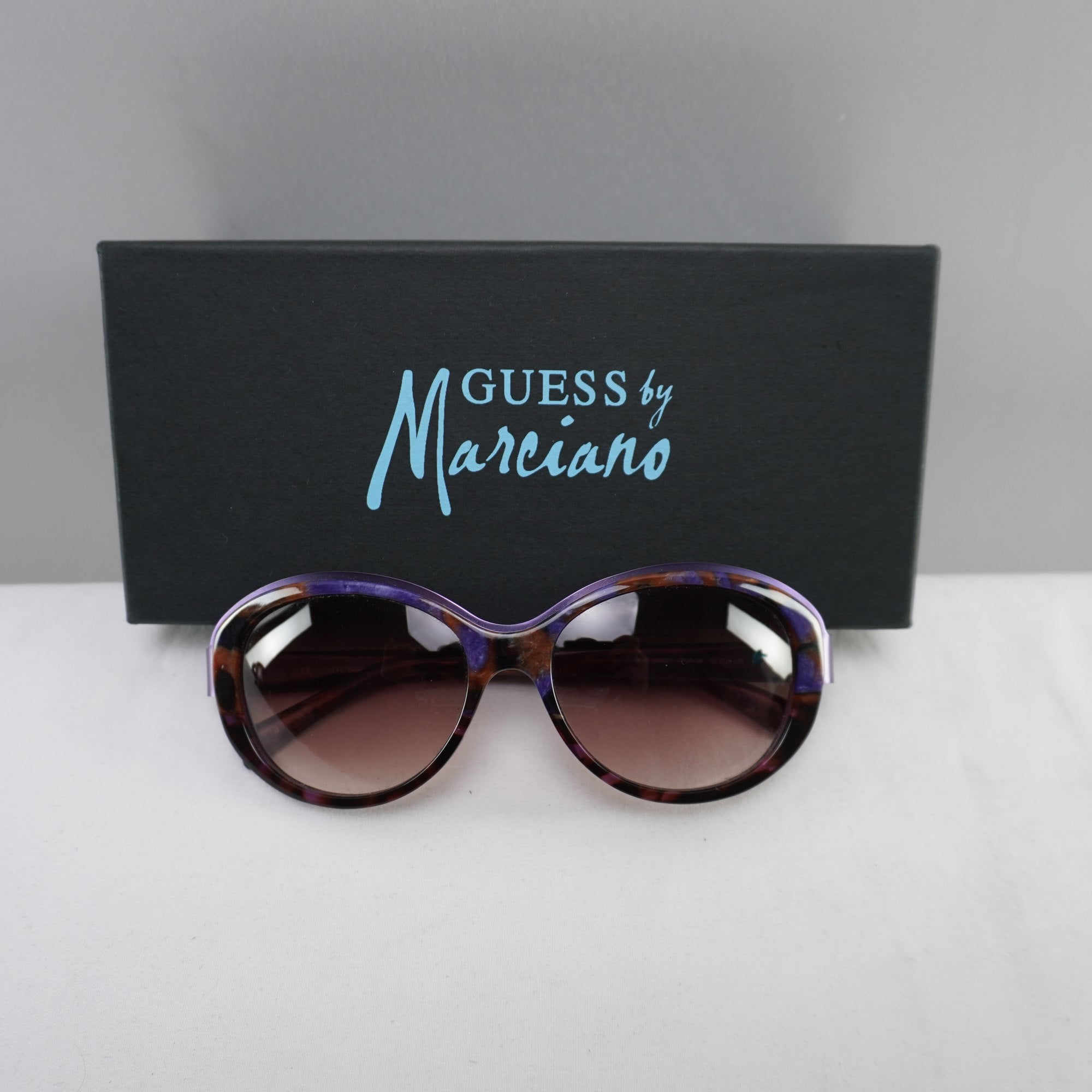 Gafas de Sol Guess Marciano para Mujeres Usadas - Púrpura, Muy Buen Estado