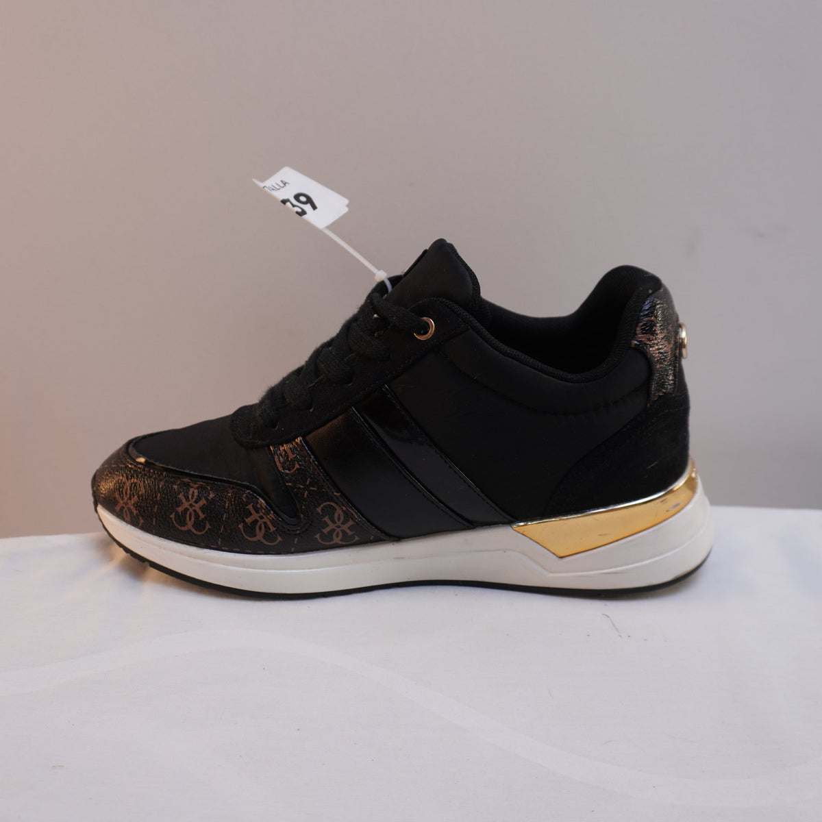 Zapatillas Guess para Mujer Usadas - Negros, Talla 39