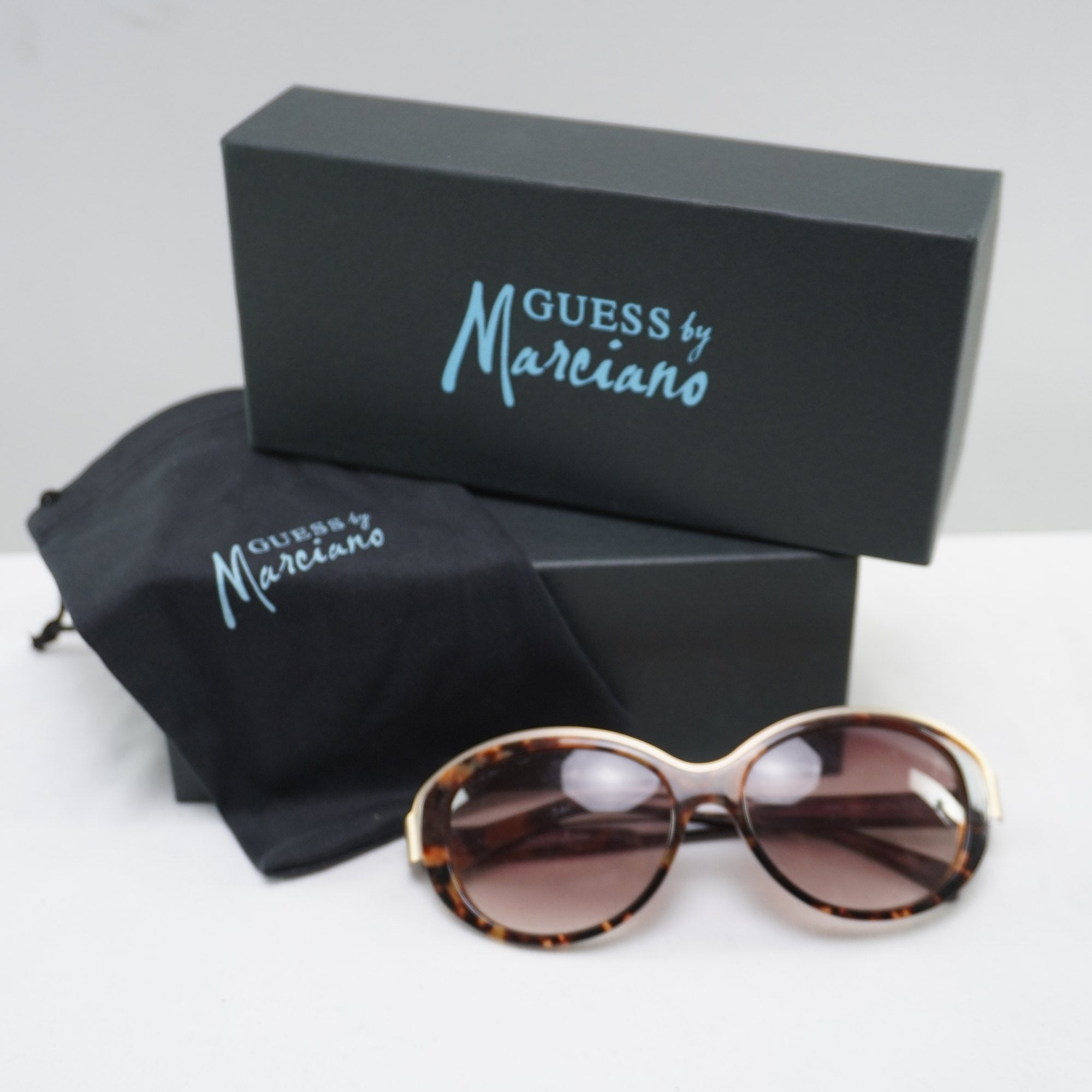Gafas de Sol Guess Marciano para Mujeres Usadas - Marrón, Muy Buen Estado