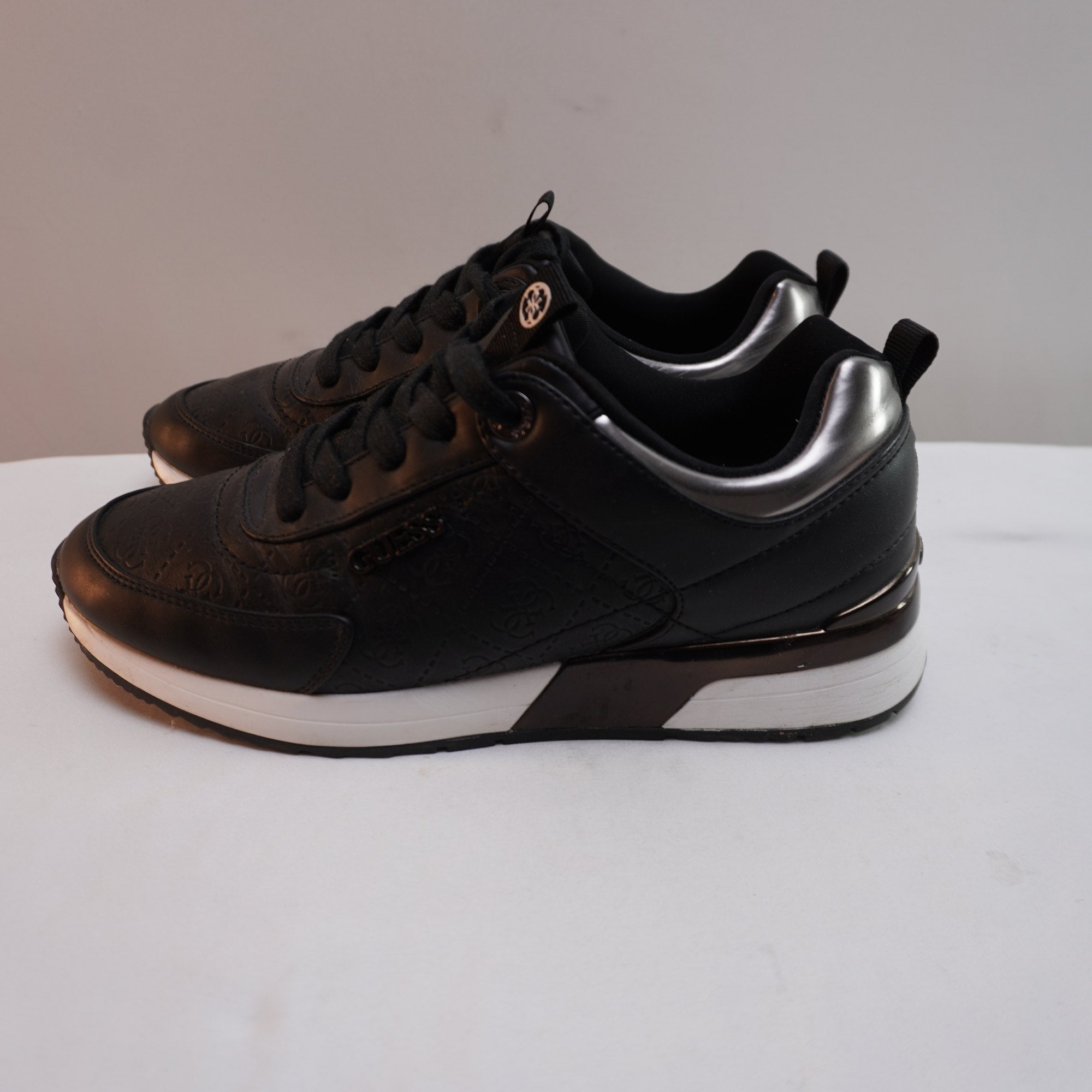 Zapatillas Guess para Mujer Usadas - Negros, Talla 37