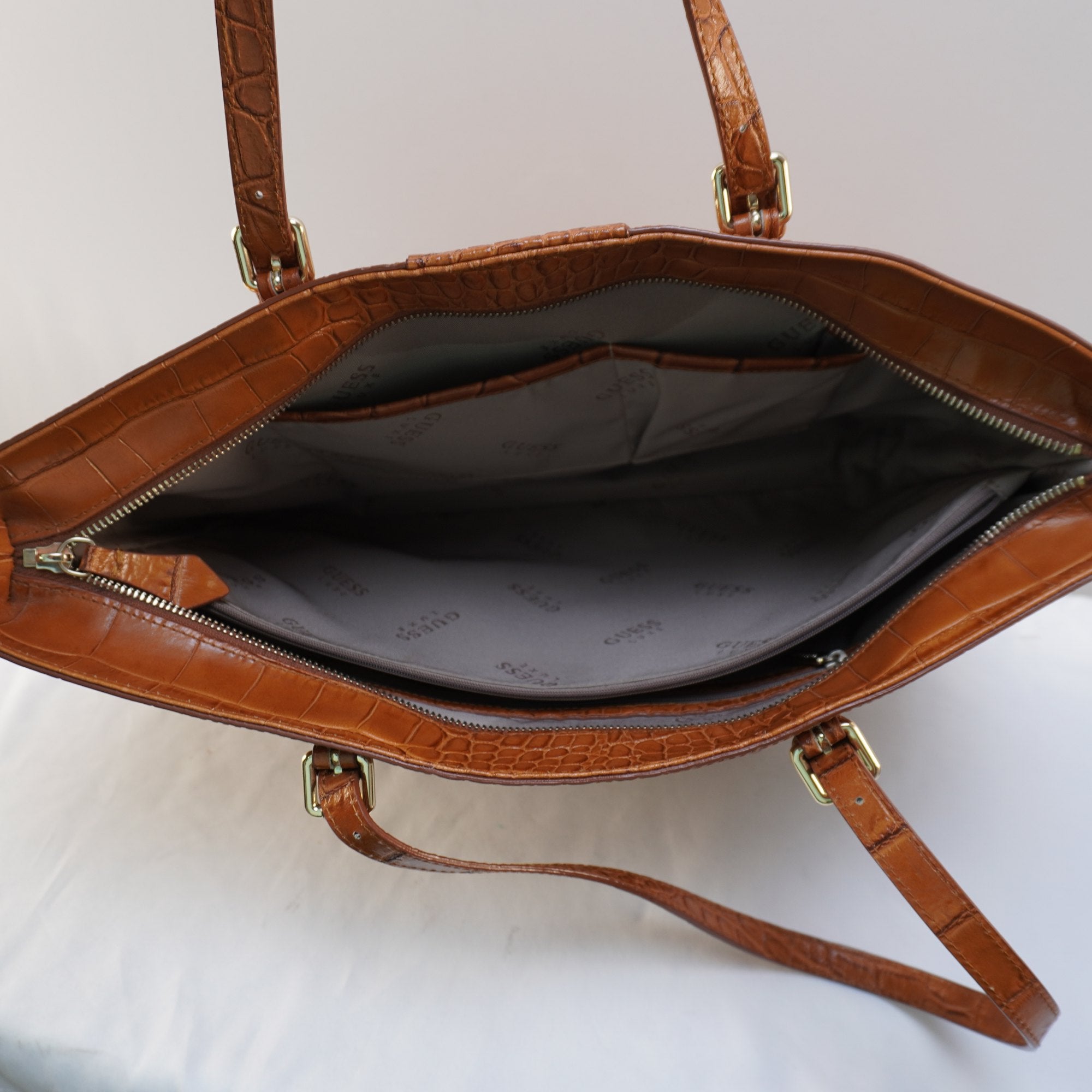 Bolso Baguette Guess para Mujer Usado - Marrón, Muy Buen Estado
