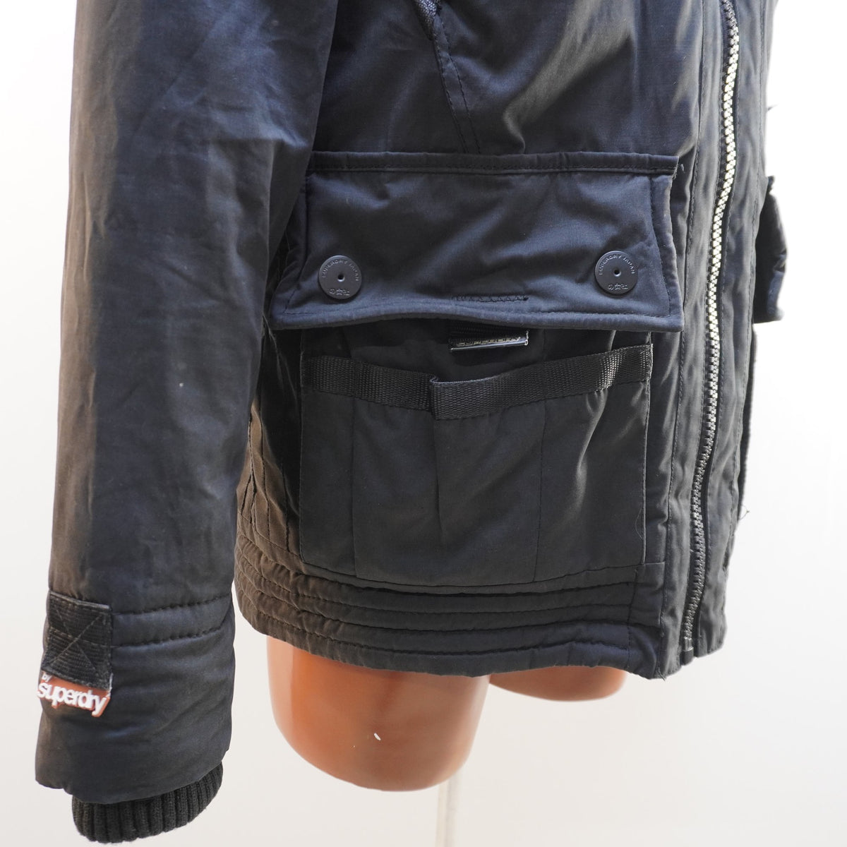Parka Superdry para Hombre Usada - Grande (L), Muy Buen Estado