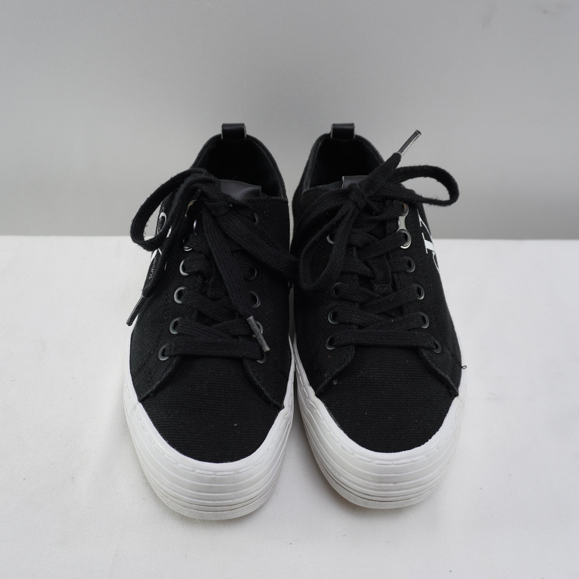 Zapatillas Calvin Klein para Mujer Usadas - Negros, Talla 38