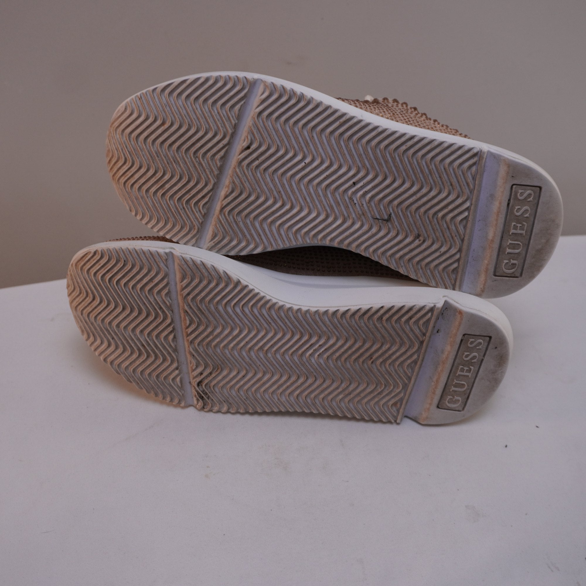 Zapatillas Guess para Mujer Usadas - Dorado, Talla 39