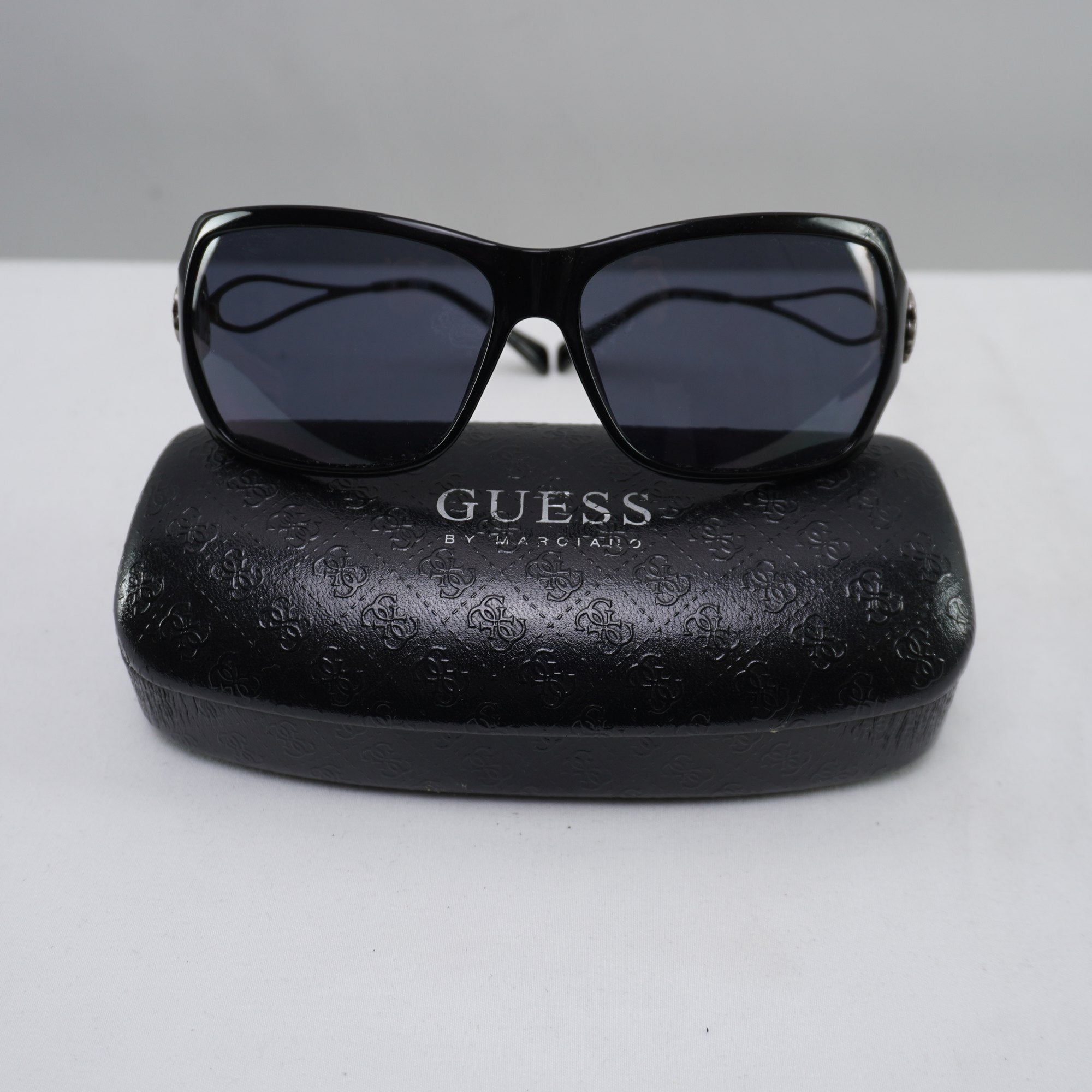 Gafas de Sol Guess para Mujeres Usadas - Negro, Excelente Estado