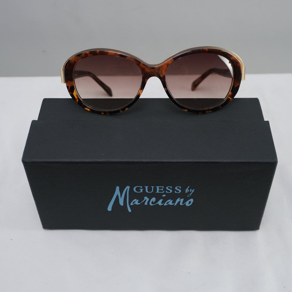 Gafas de Sol Guess Marciano para Mujeres Usadas - Marrón, Muy Buen Estado