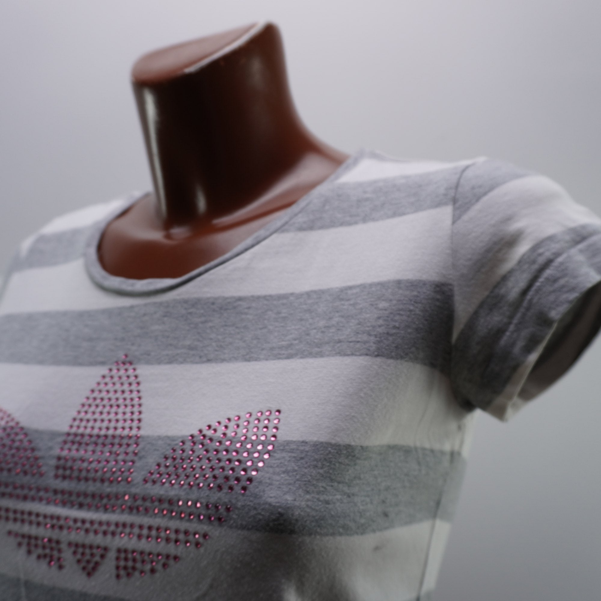 Camiseta de Manga Corta Adidas para Mujer - Gris, M, Usada en Muy Buen Estado