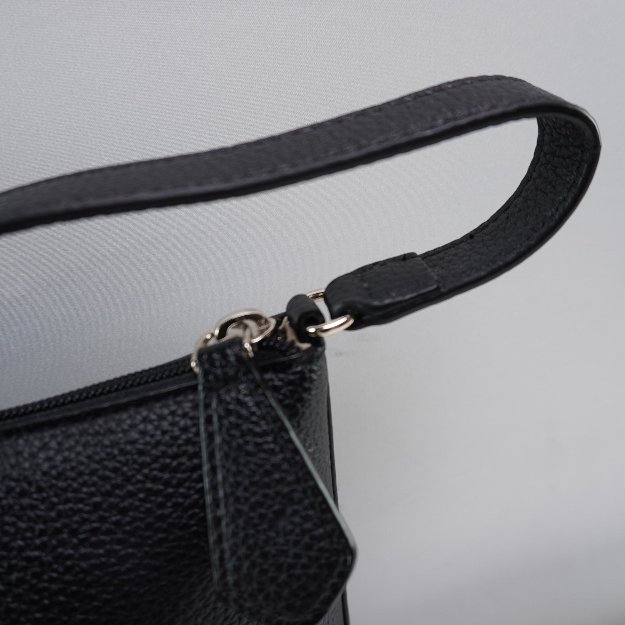 Bolso Baguette Guess para Mujer Usado - Negro en Muy Buen Estado