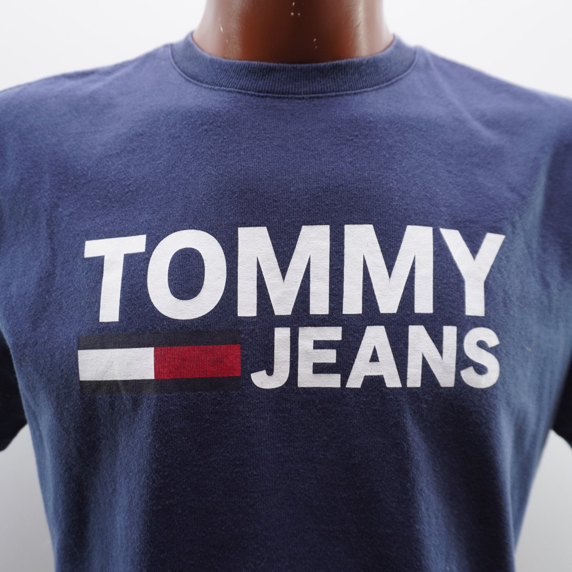 Camiseta de Manga Corta Tommy Hilfiger para Hombre - Azul Marino, Mediano (M), Usada en Muy Buen Estado