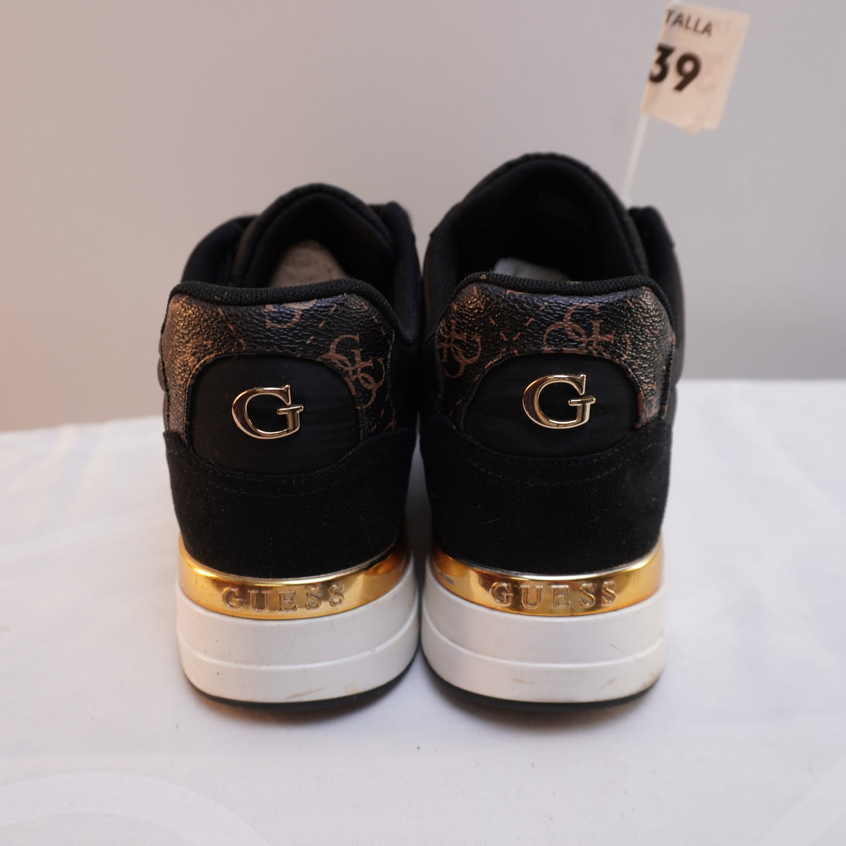 Zapatillas Guess para Mujer Usadas - Negros, Talla 39