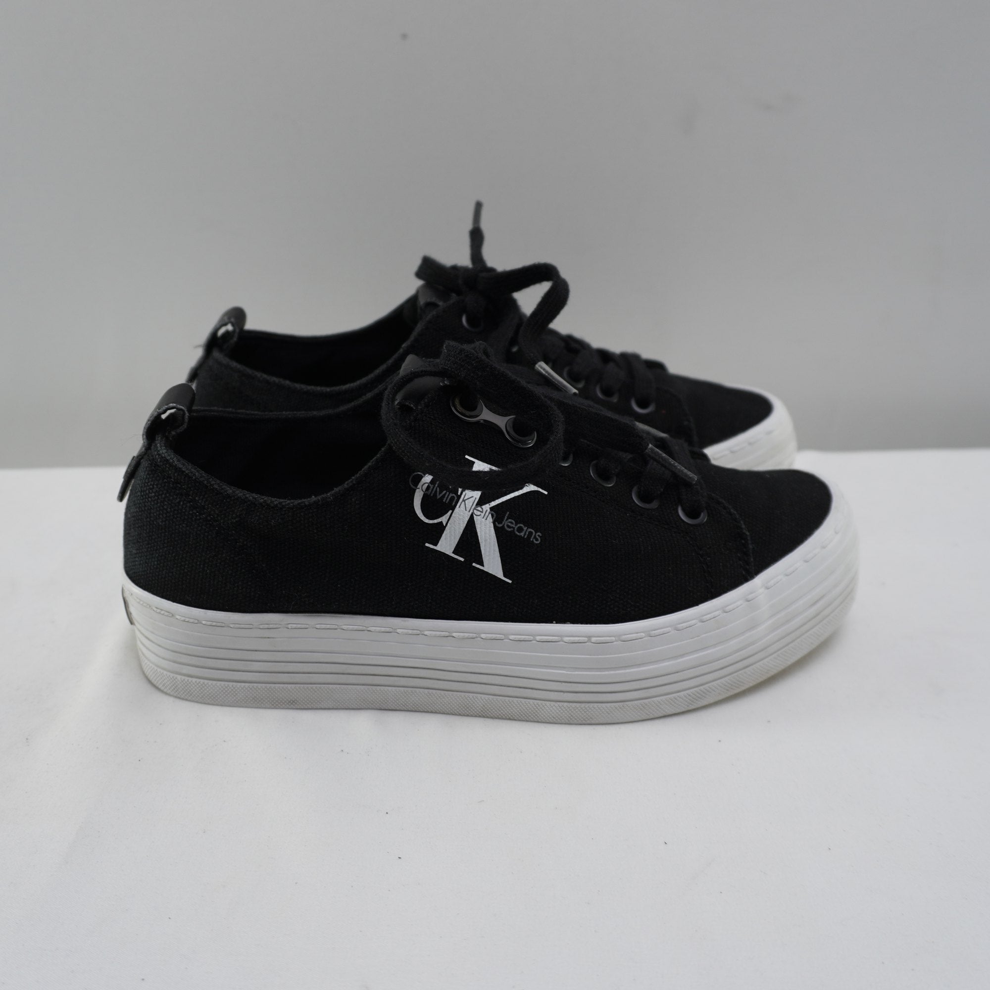 Zapatillas Calvin Klein para Mujer Usadas - Negros, Talla 38