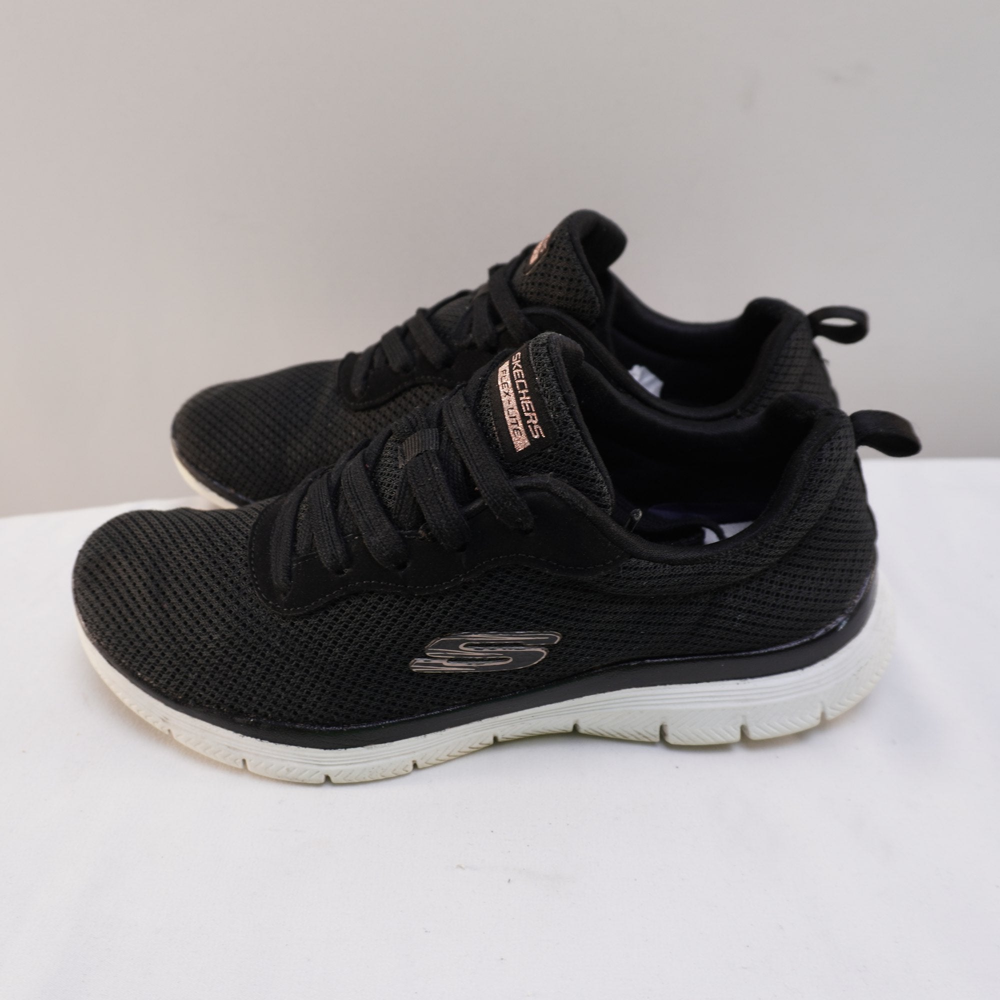 Zapatillas Skechers para Mujer Usadas - Negro, Talla 38