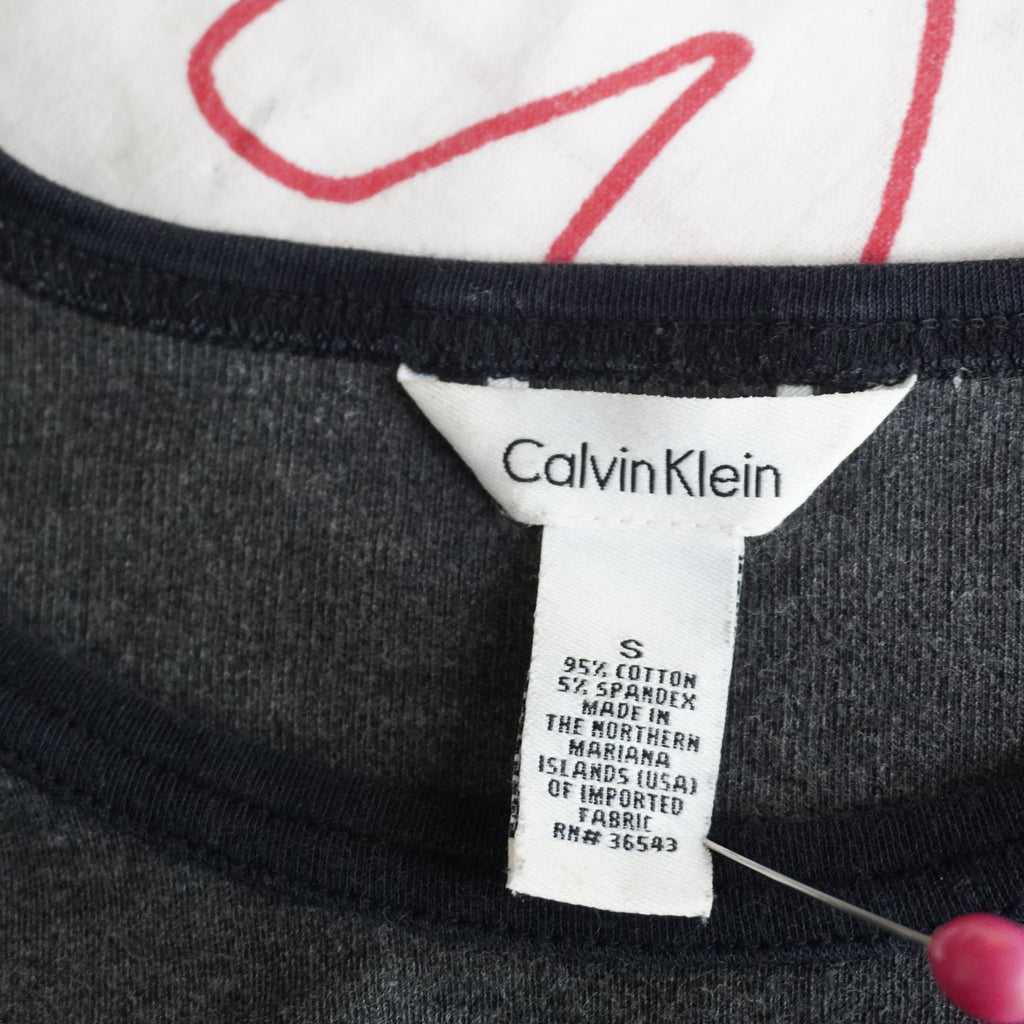 Camiseta de Manga Corta Calvin Klein para Mujer Usada - Gris, S
